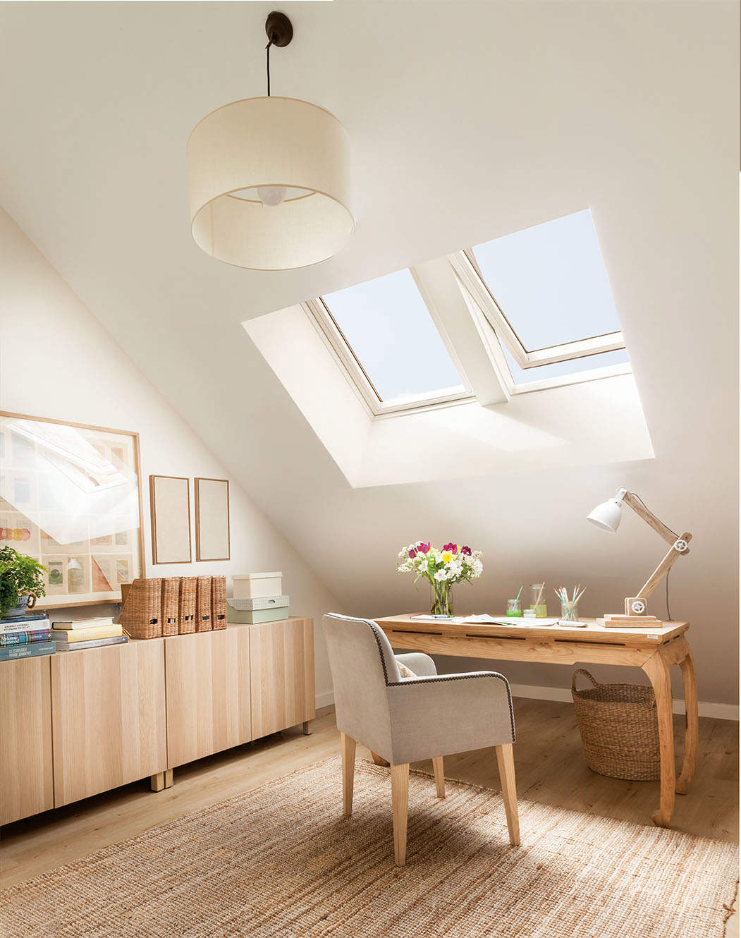combles aménagés en bureau décoration naturelle avec fenêtre Velux Active combles aménagés en bureau décoration naturelle avec fenêtre Velux Active
