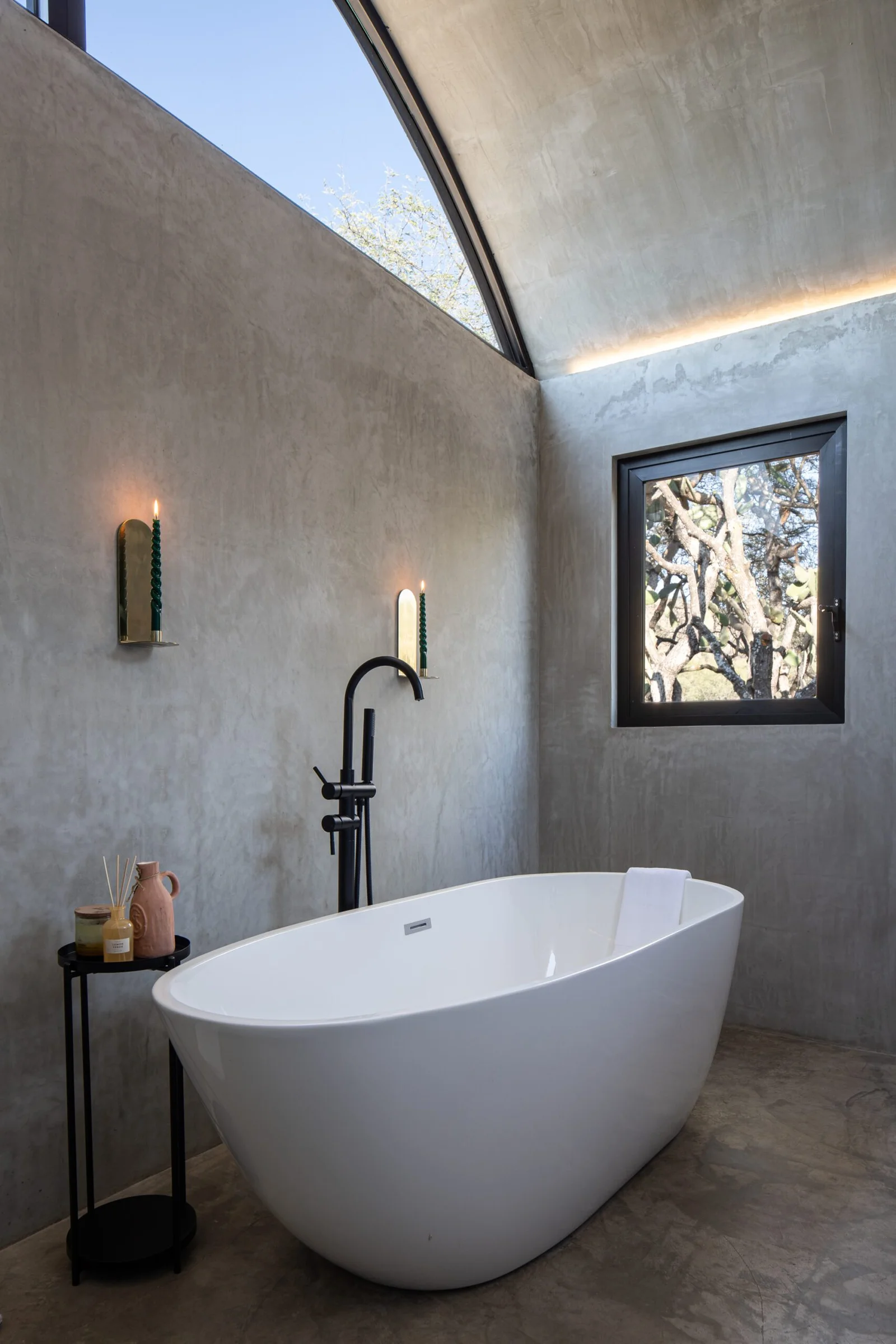 salle de bain design baignoire îlot maison loft en béton Casa Dom Mexique salle de bain design baignoire îlot maison loft en béton Casa Dom Mexique