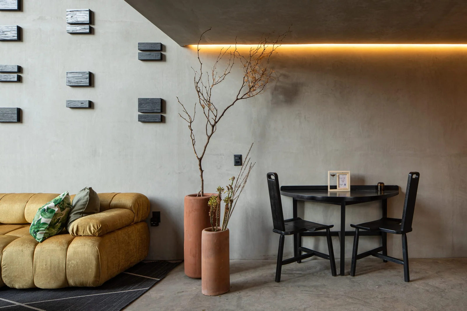 salon canapé jaune mur béton Casa Dom Mexique salon canapé jaune mur béton Casa Dom Mexique