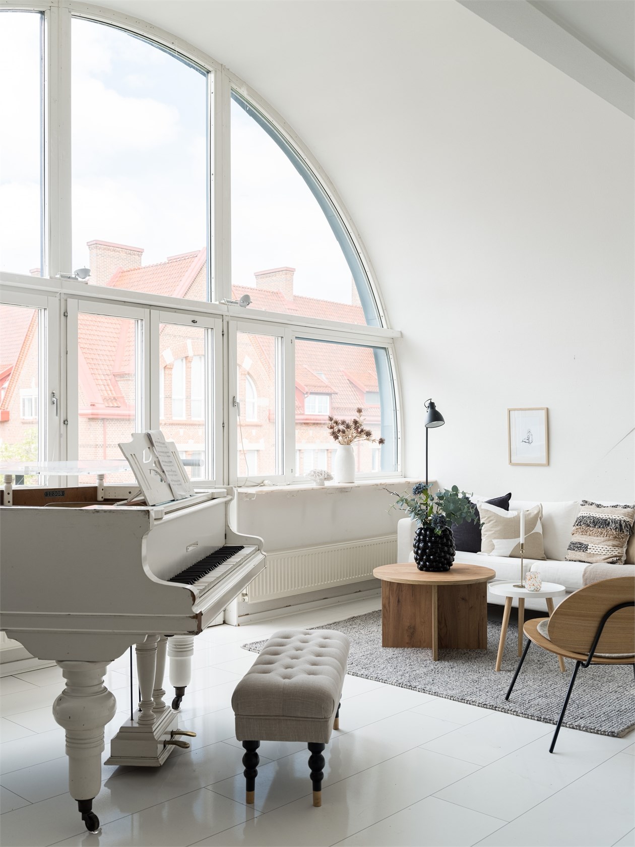 salon avec fenêtre cintrée et piano blanc décoration contemporaine salon avec fenêtre cintrée et piano blanc décoration contemporaine