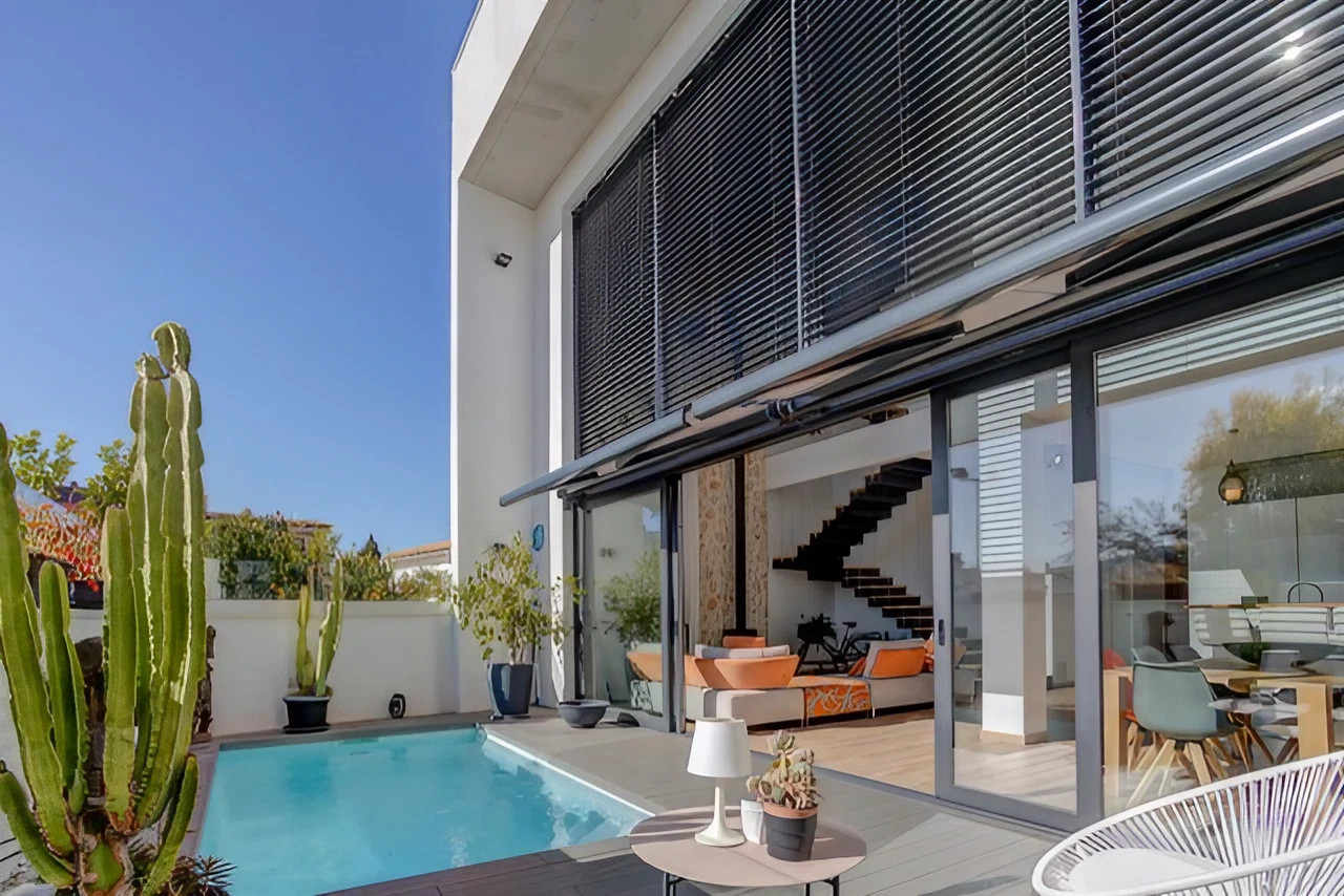 loft décoration contemporaine avec piscine sur terrasse