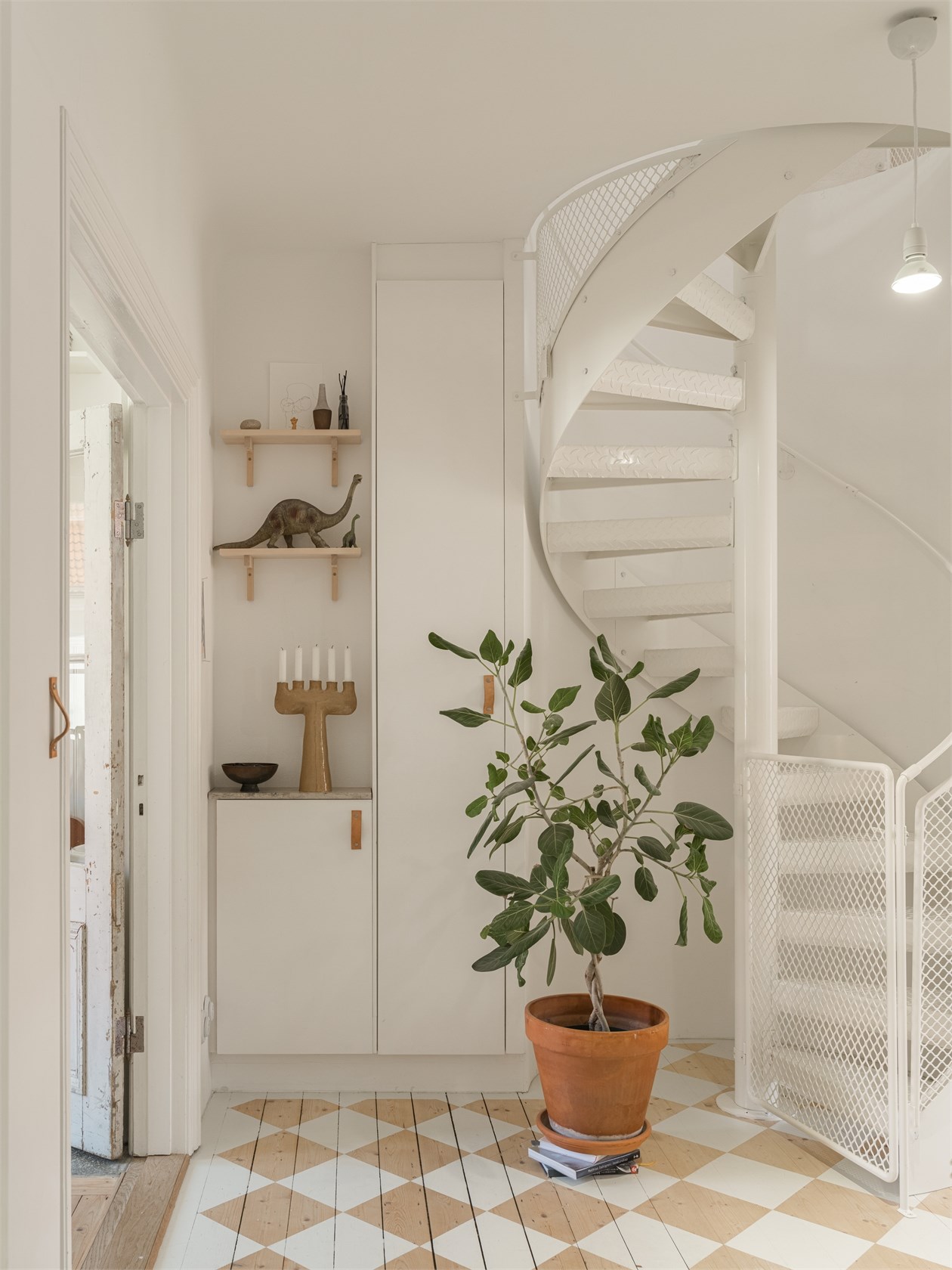 entrée avec escalier métal et sol à damier peint sur parquet décoration scandinave entrée avec escalier métal et sol à damier peint sur parquet décoration scandinave