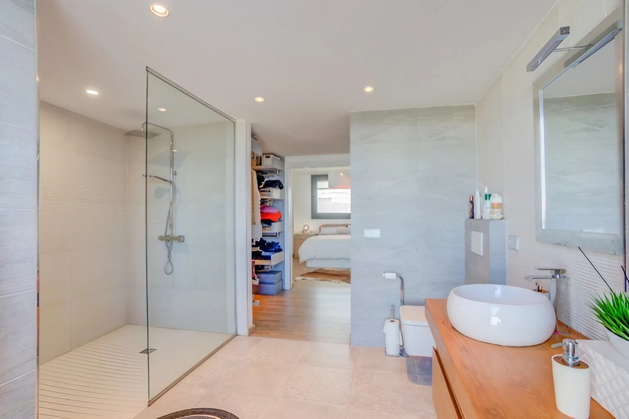 salle de bain avec douche à l'italienne