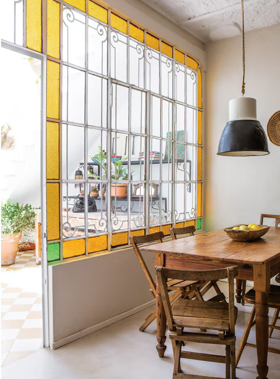 salle à manger avec fenêtre à vitraux colorés salle à manger avec fenêtre à vitraux colorés