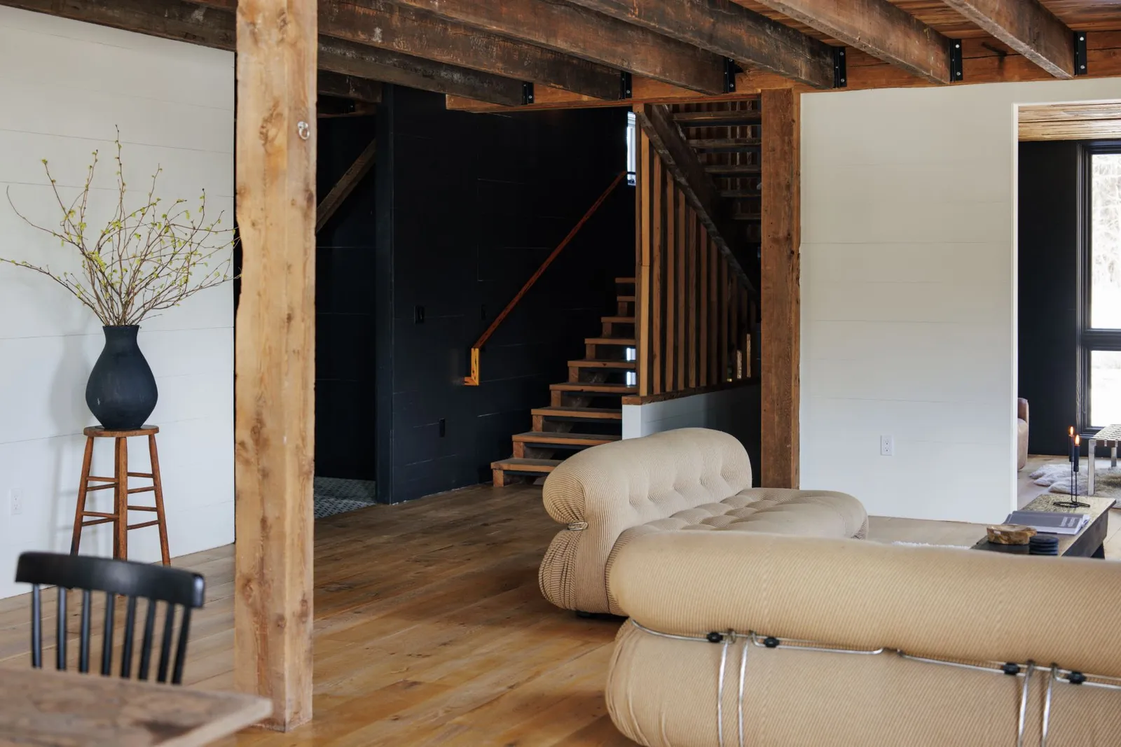 salon avec poutres maison en bois