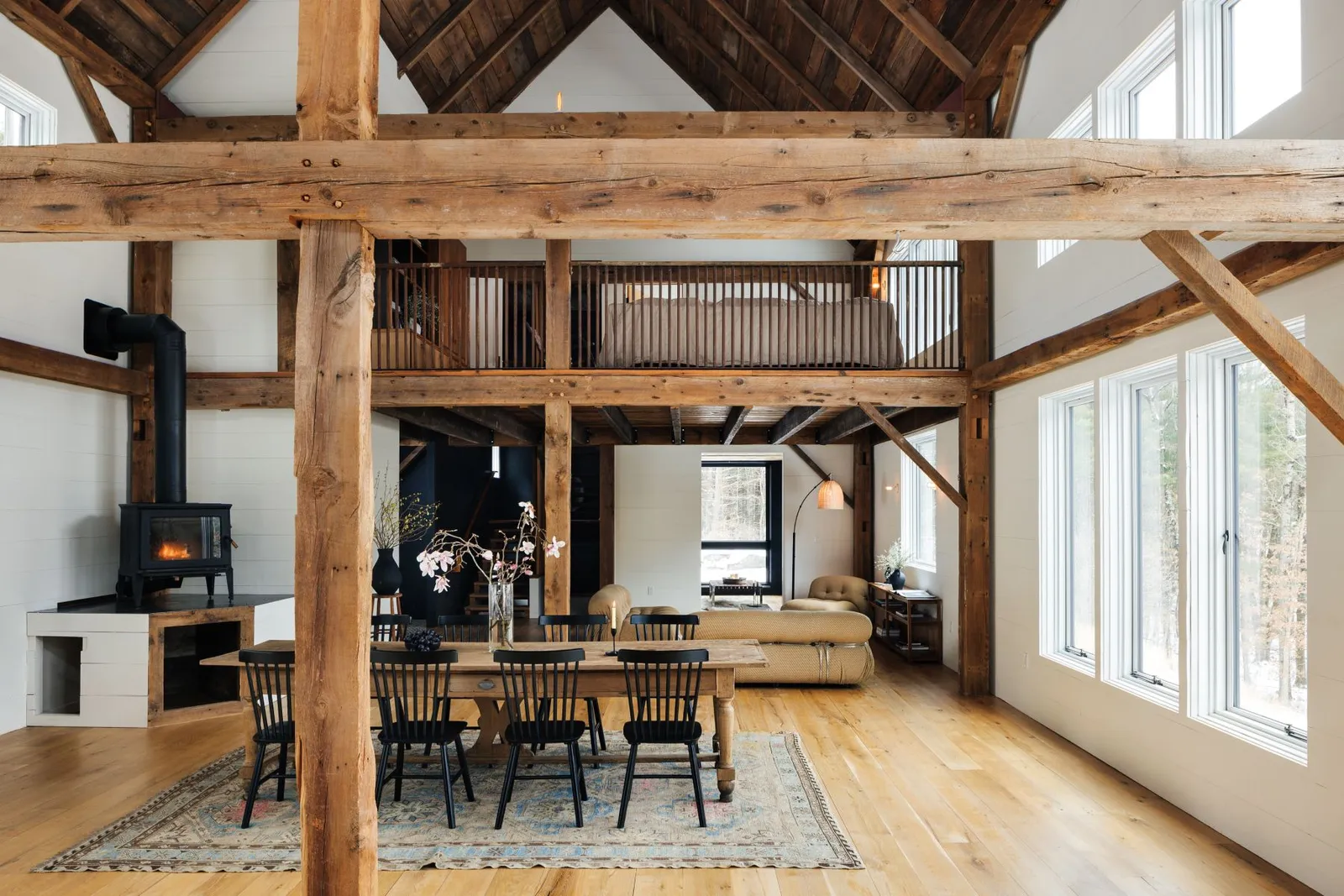 salon avec poutres maison en bois