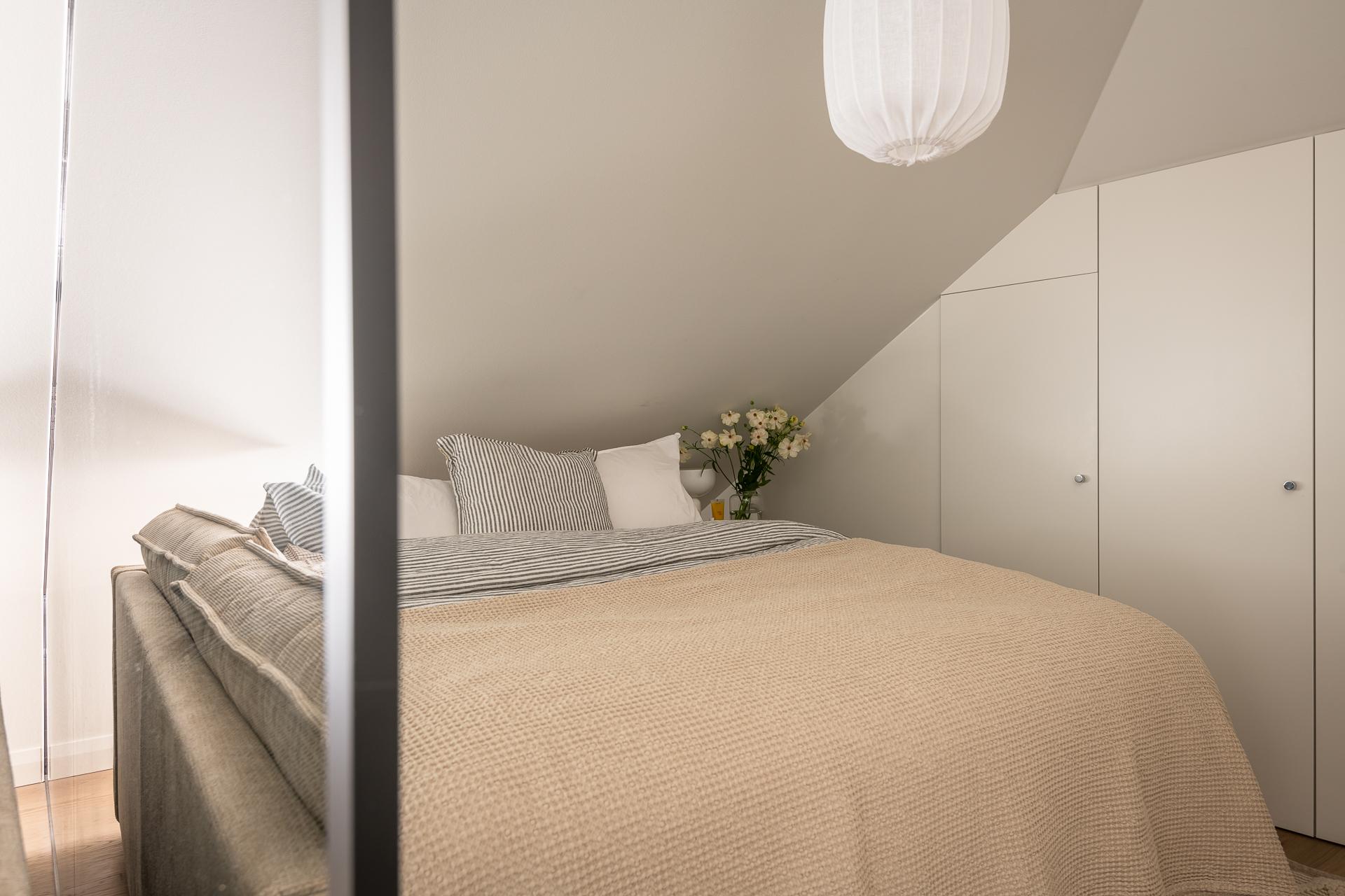 chambre avec placard et paroi vitrée chambre avec placard et paroi vitrée