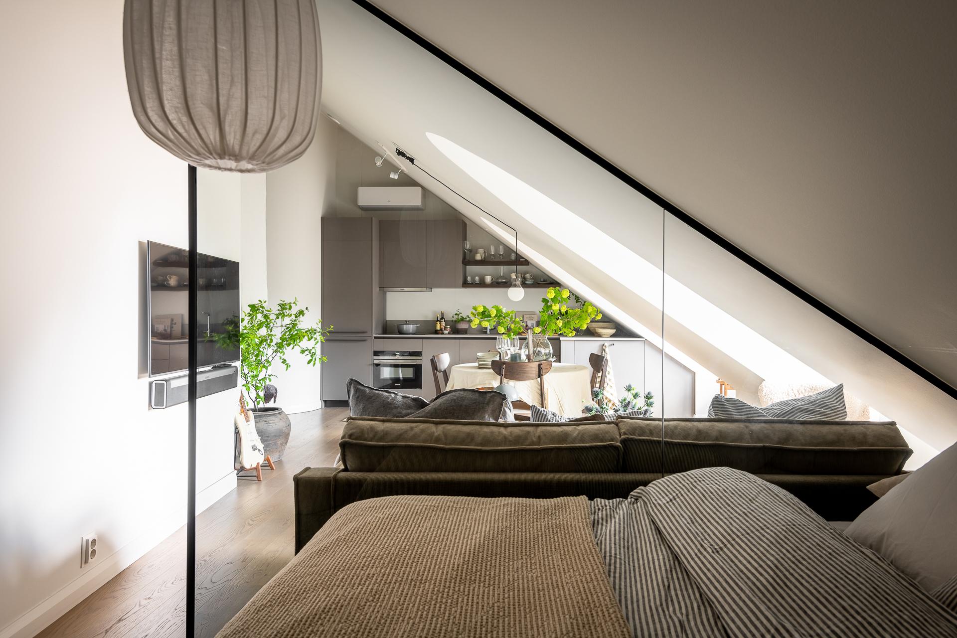 chambre mansardée avec paroi vitrée chambre mansardée avec paroi vitrée