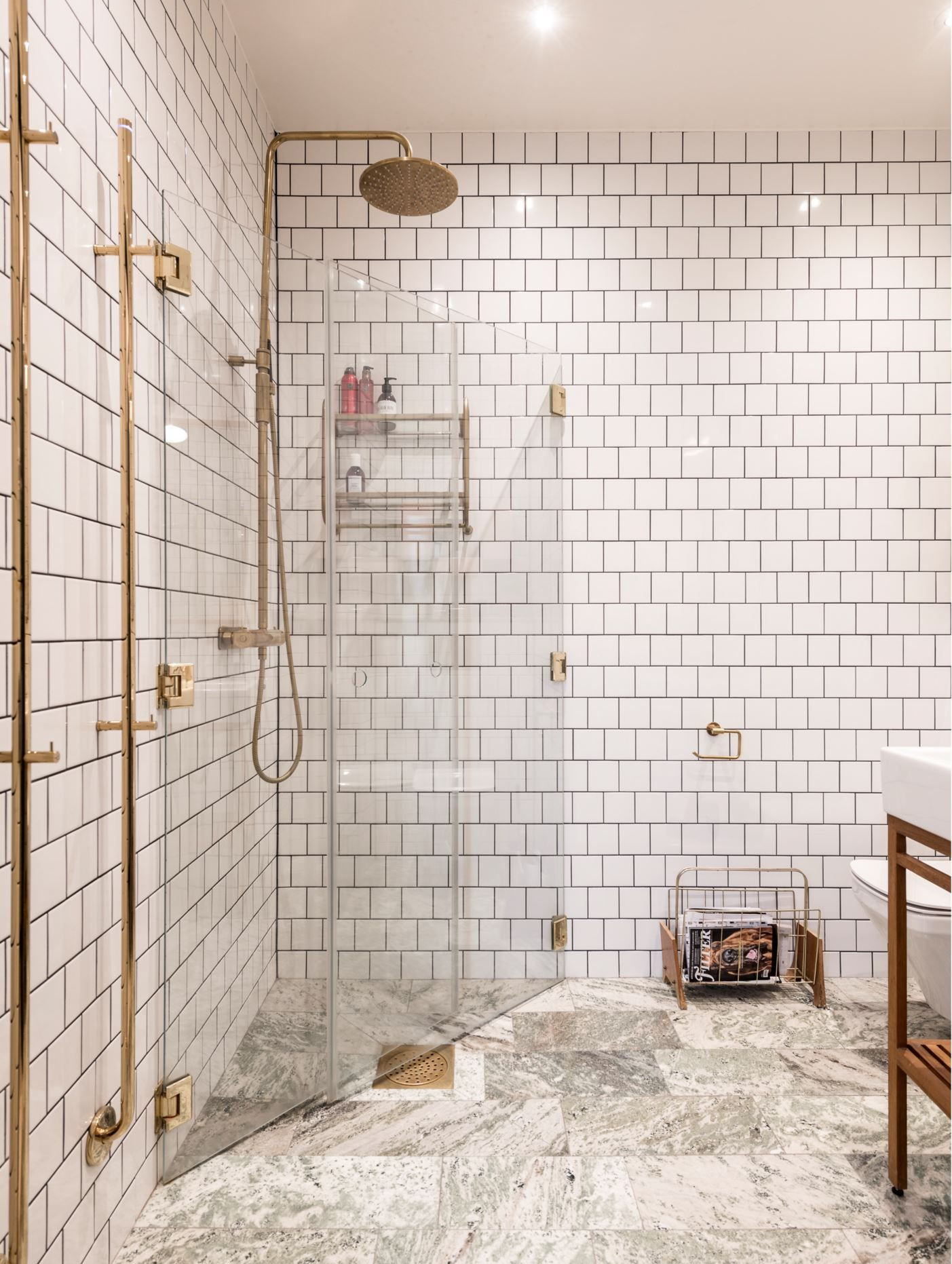 salle de bain marbre et carrelage blanc appartement 79m2 décoration vintage et industrielle salle de bain marbre et carrelage blanc appartement 79m2 décoration vintage et industrielle