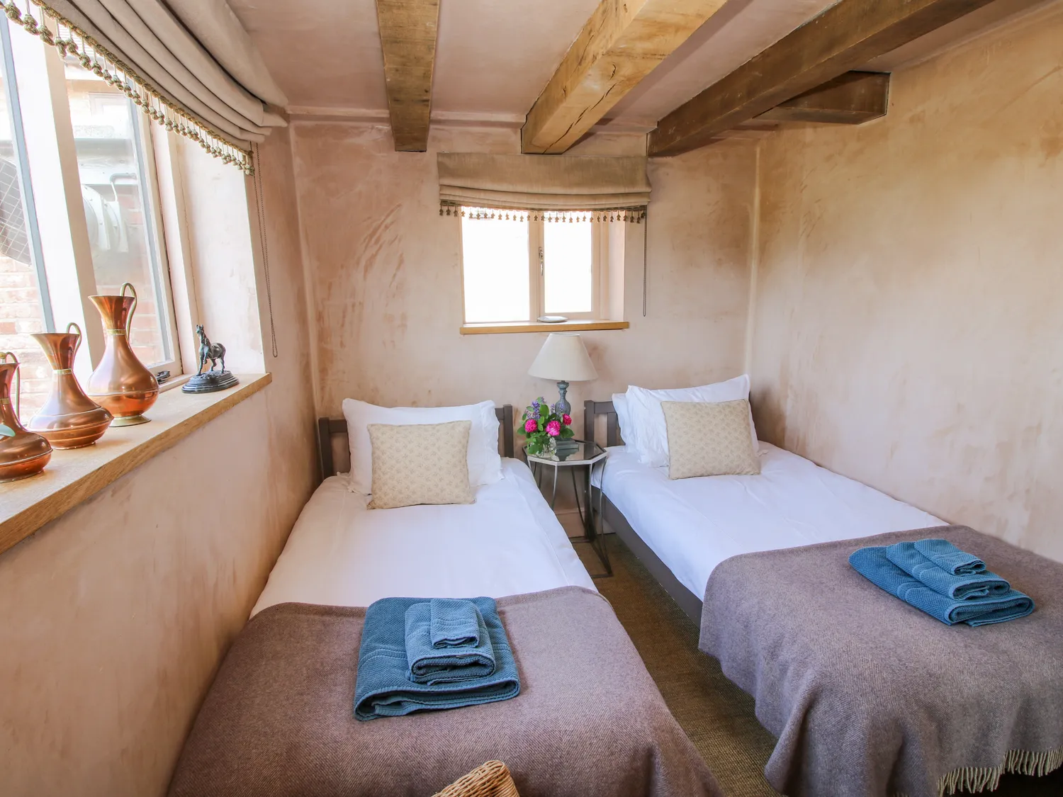 chambre à deux lits avec poutres
