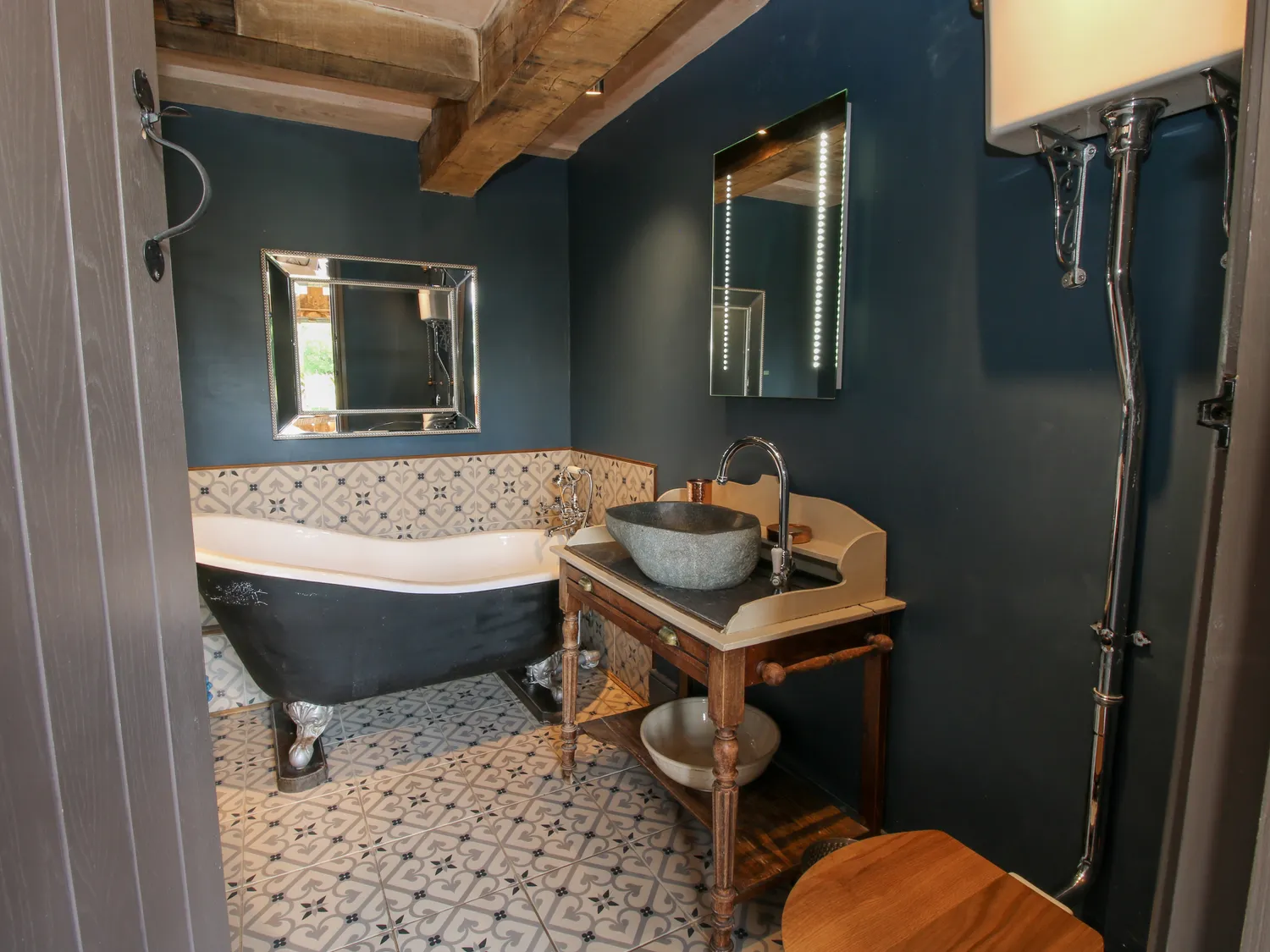 salle de bain rétro ancienne grange rénovée