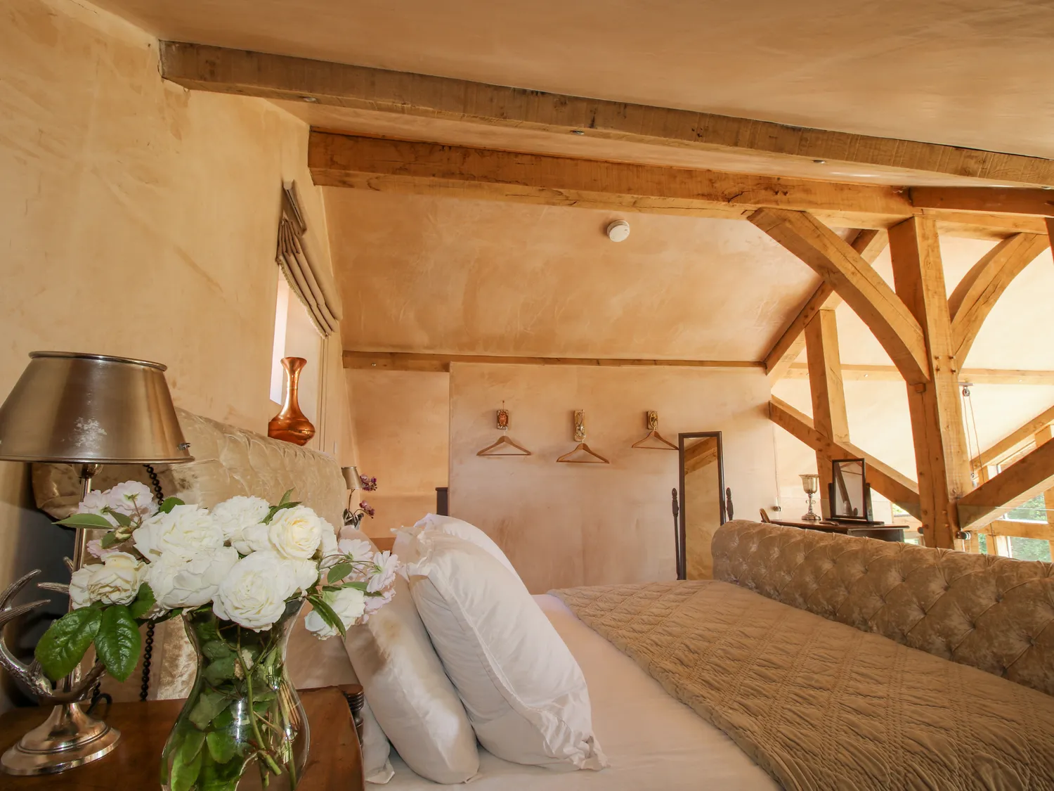 chambre avec poutres ancienne grange rénovée