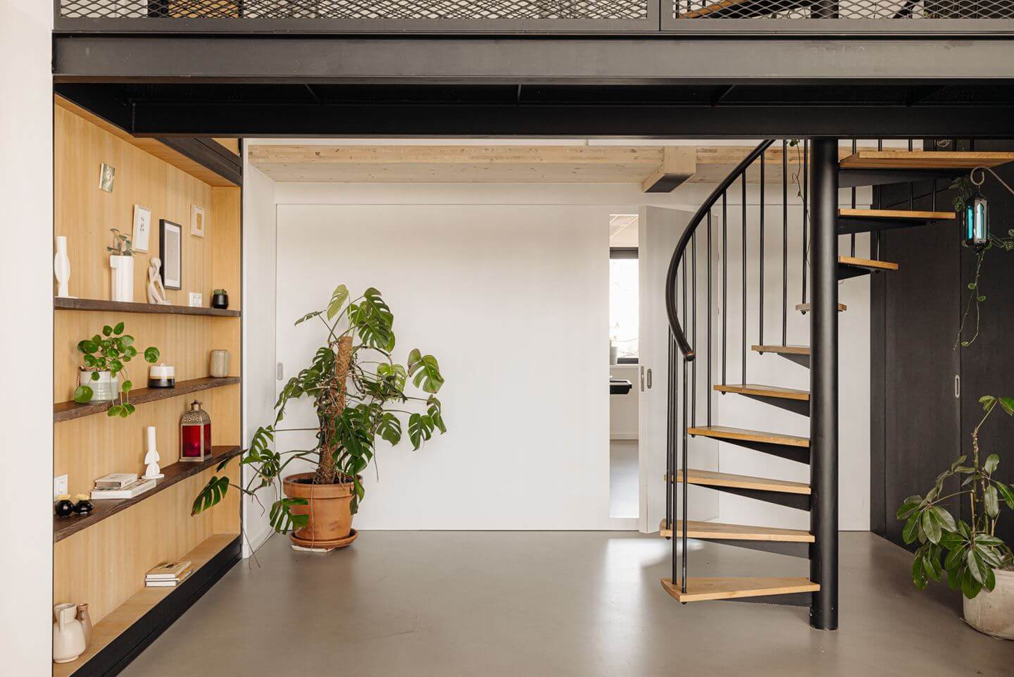 salon avec escalier en colimaçon acier noir et bois salon avec escalier en colimaçon acier noir et bois