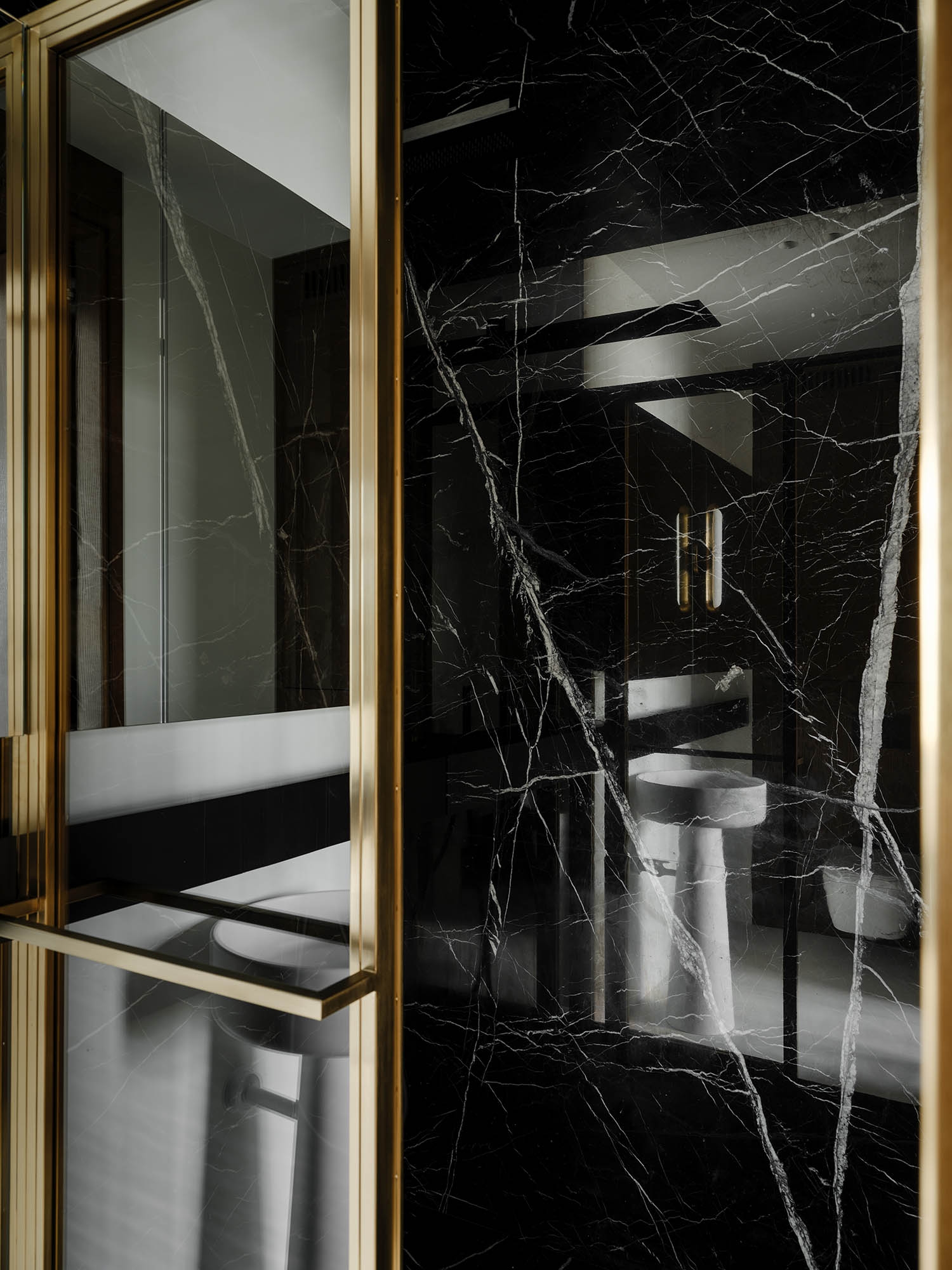 salle de bain marbre noir décoration design