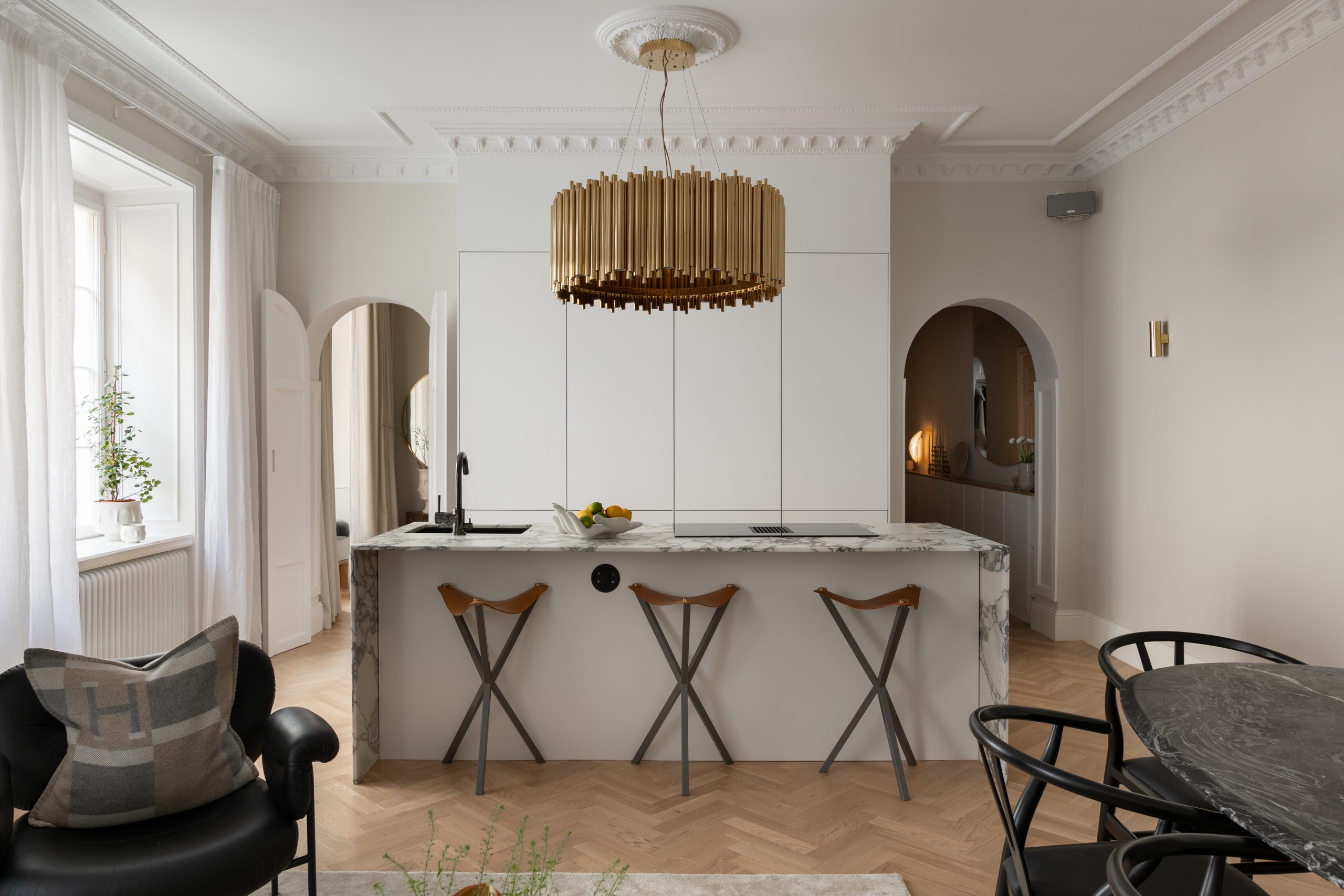 salon avec moulures et cuisine ouverte décoration scandinave salon avec moulures et cuisine ouverte décoration scandinave
