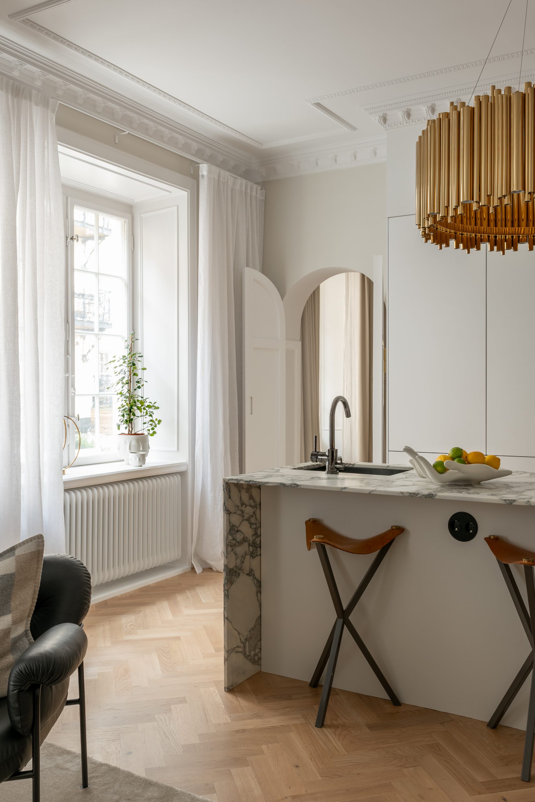 salon avec moulures et cuisine ouverte décoration scandinave salon avec moulures et cuisine ouverte décoration scandinave