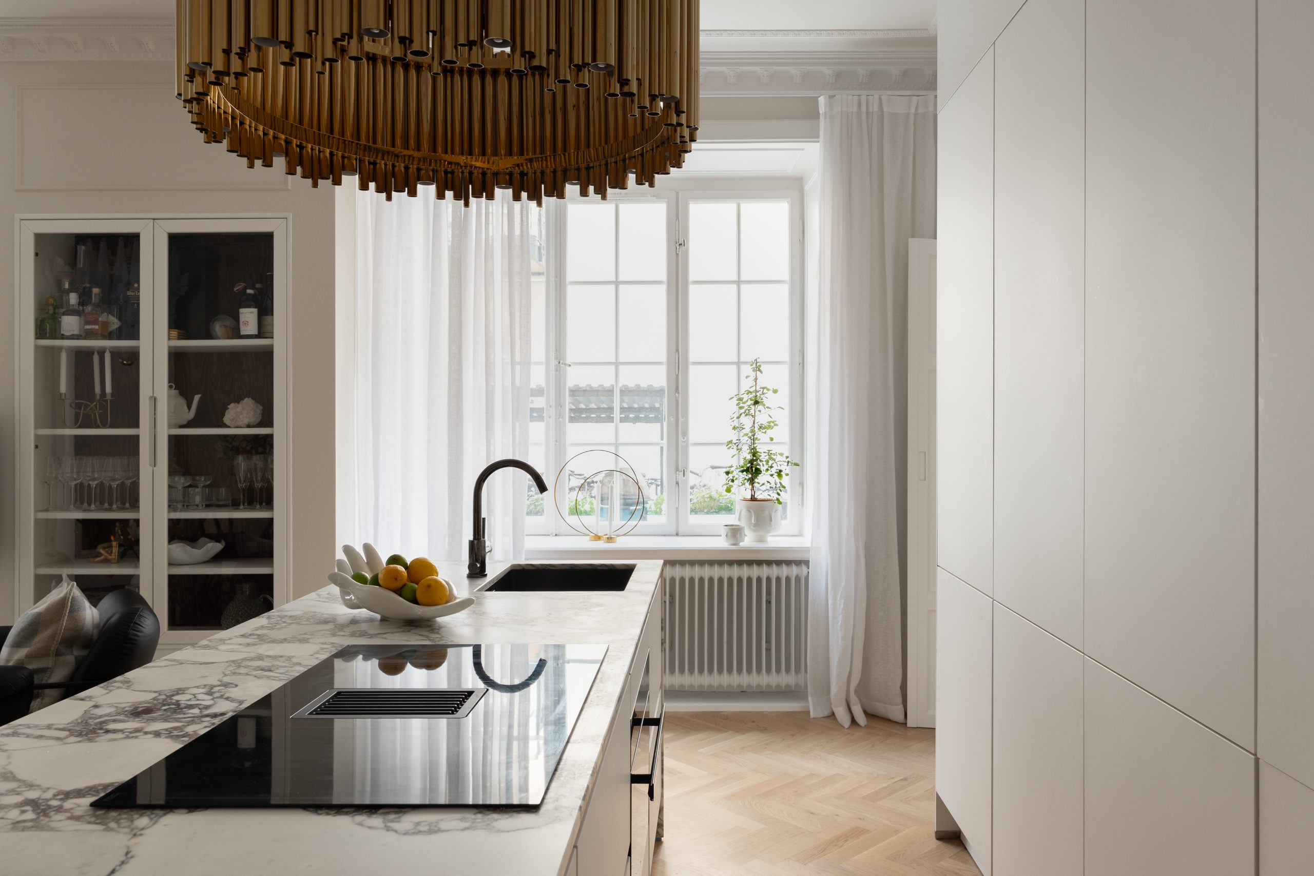 salon avec moulures et cuisine ouverte décoration scandinave salon avec moulures et cuisine ouverte décoration scandinave