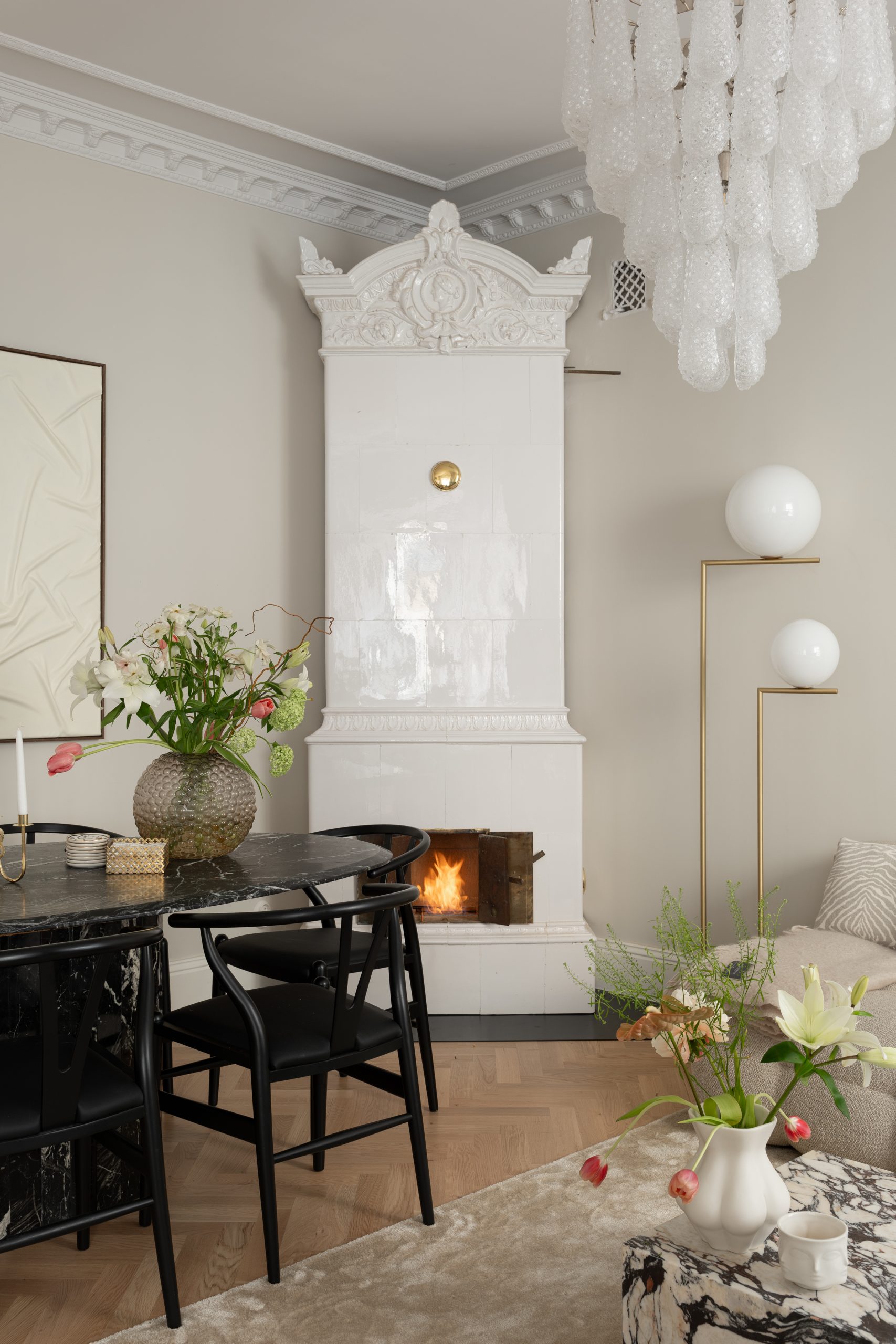 salon avec moulures et poêle ancien décoration scandinave salon avec moulures et poêle ancien décoration scandinave