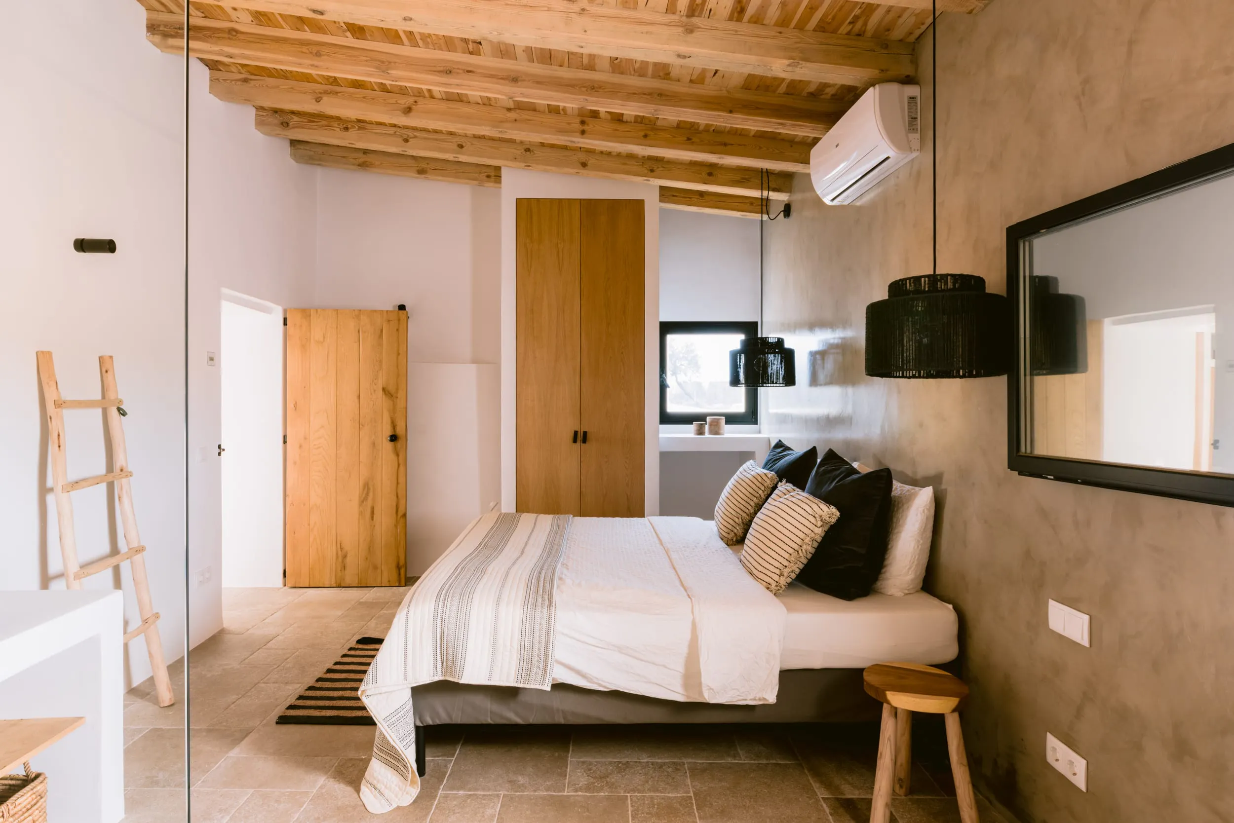 chambre avec poutres anciennes décoration naturelle maison Ibiza chambre avec poutres anciennes décoration naturelle maison Ibiza