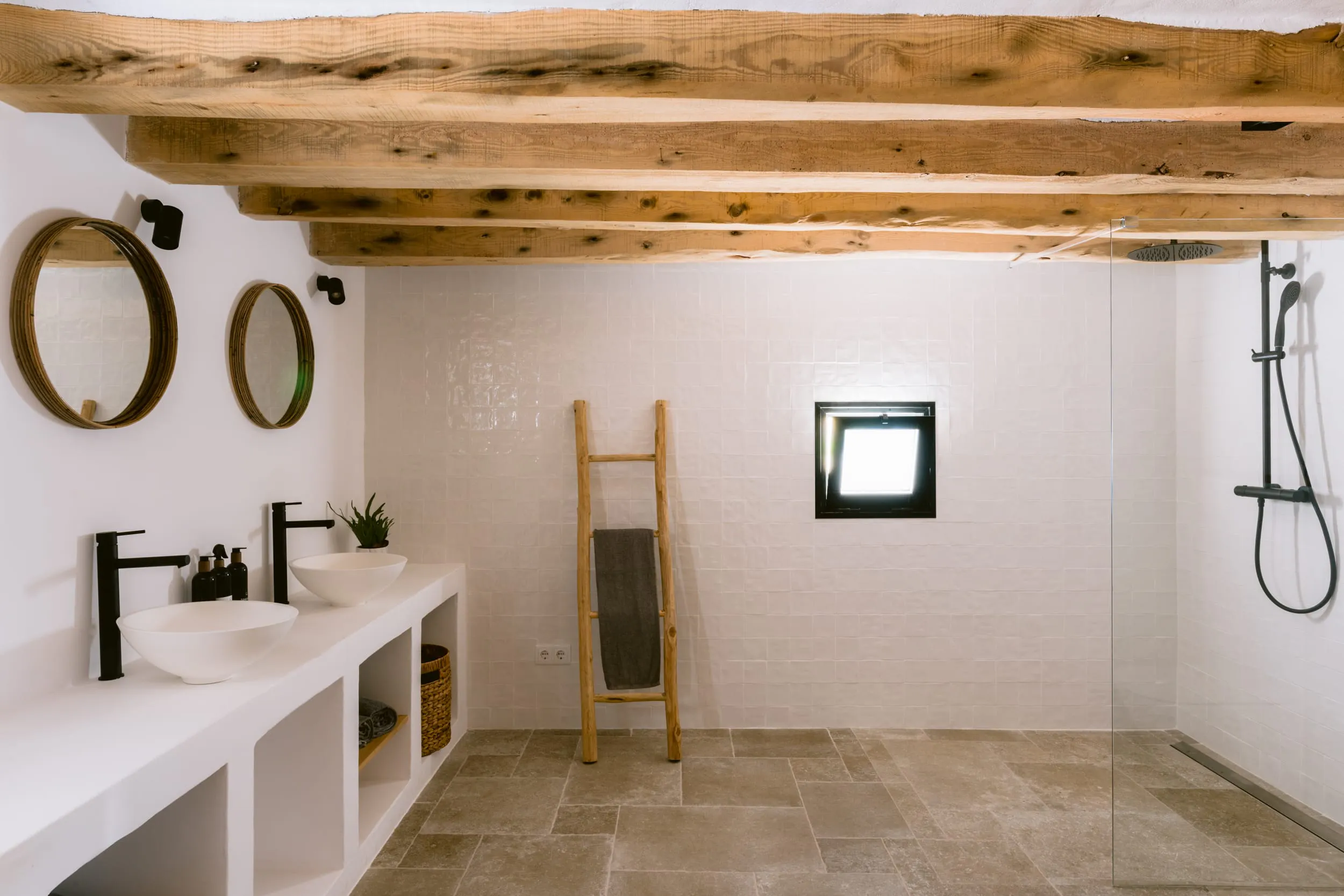 salle de bain maçonnée avec poutres salle de bain maçonnée avec poutres