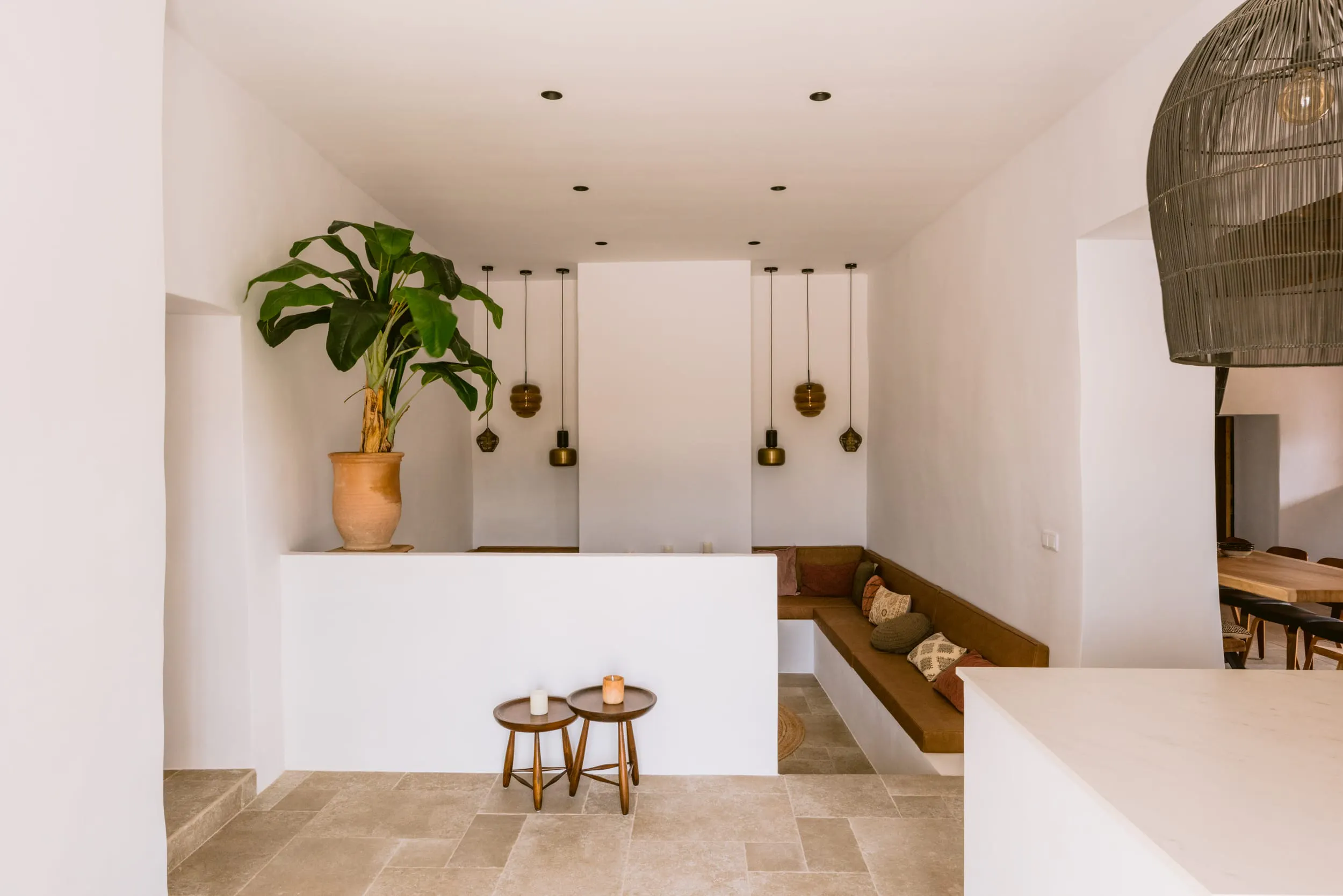 salon avec banquette maçonnée maison Ibiza salon avec banquette maçonnée maison Ibiza