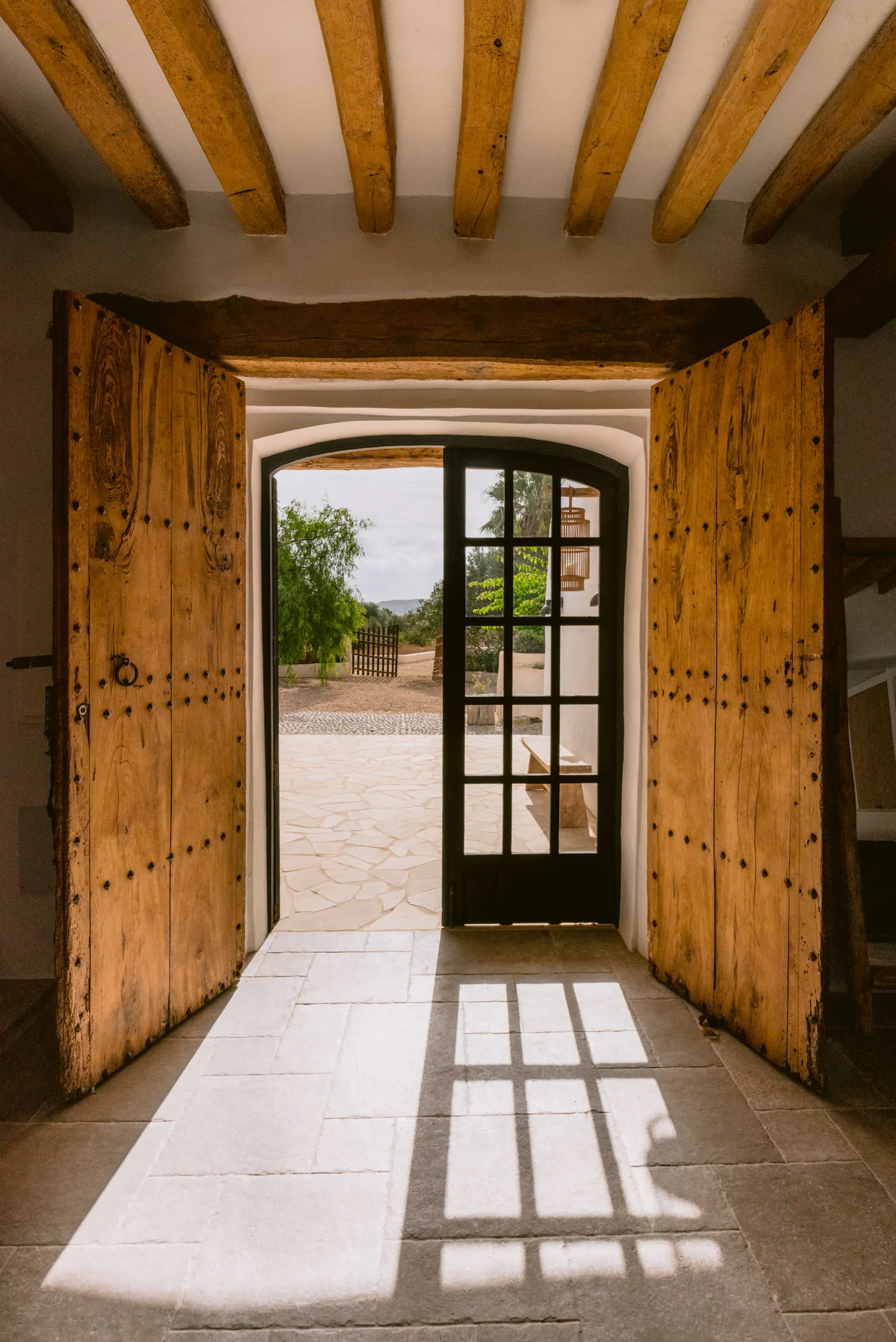 entrée avec portes anciennes et poutres maison Ibiza entrée avec portes anciennes et poutres maison Ibiza