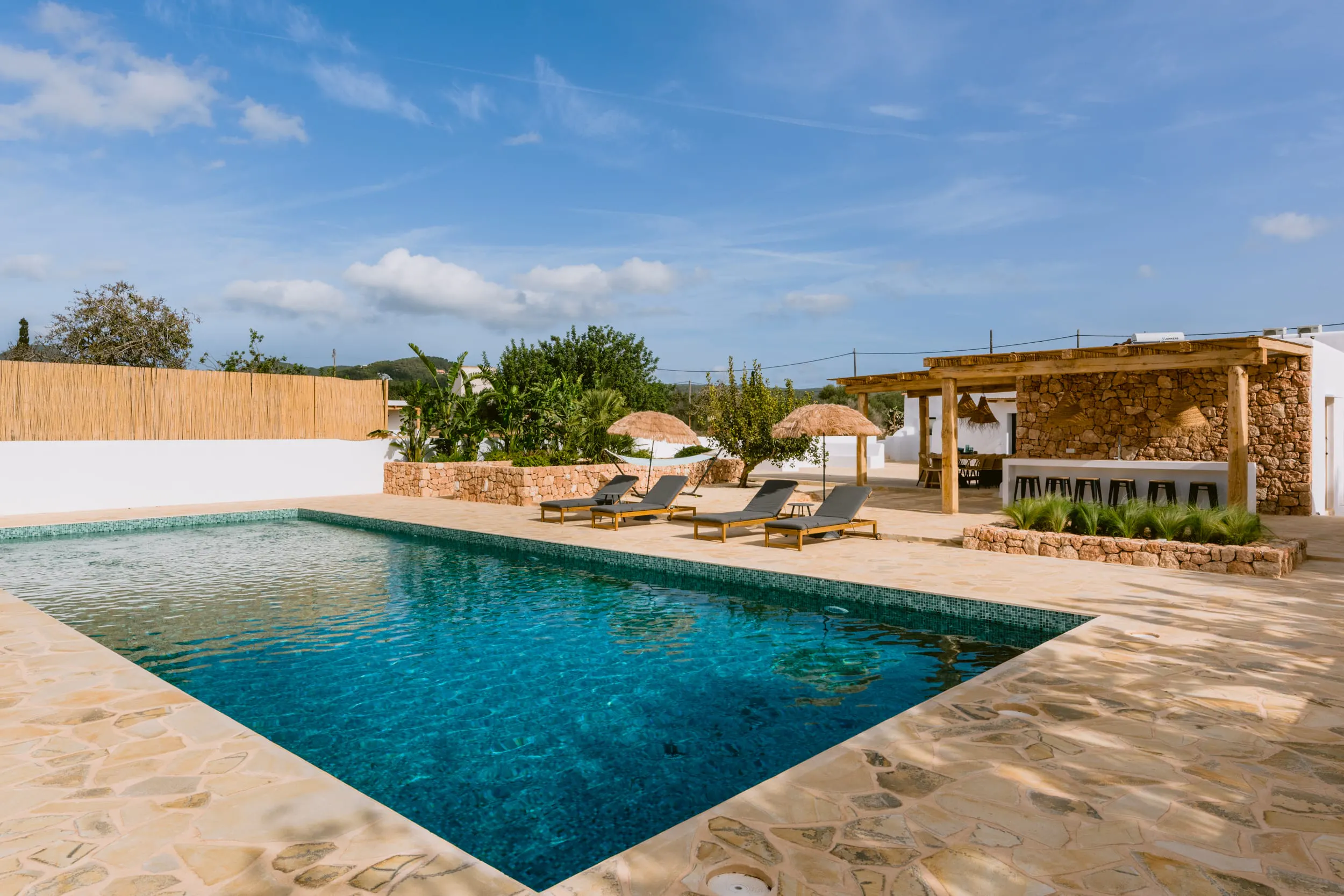 terrasse avec piscine et pergola bois maison Ibiza terrasse avec piscine et pergola bois maison Ibiza