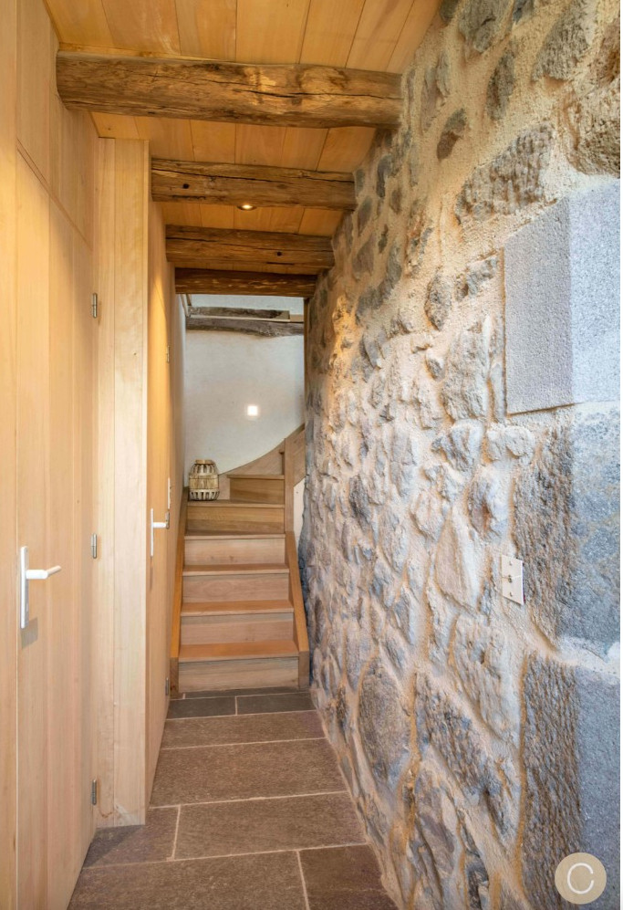 couloir mur pierres grange rénovée Cantal couloir mur pierres grange rénovée Cantal