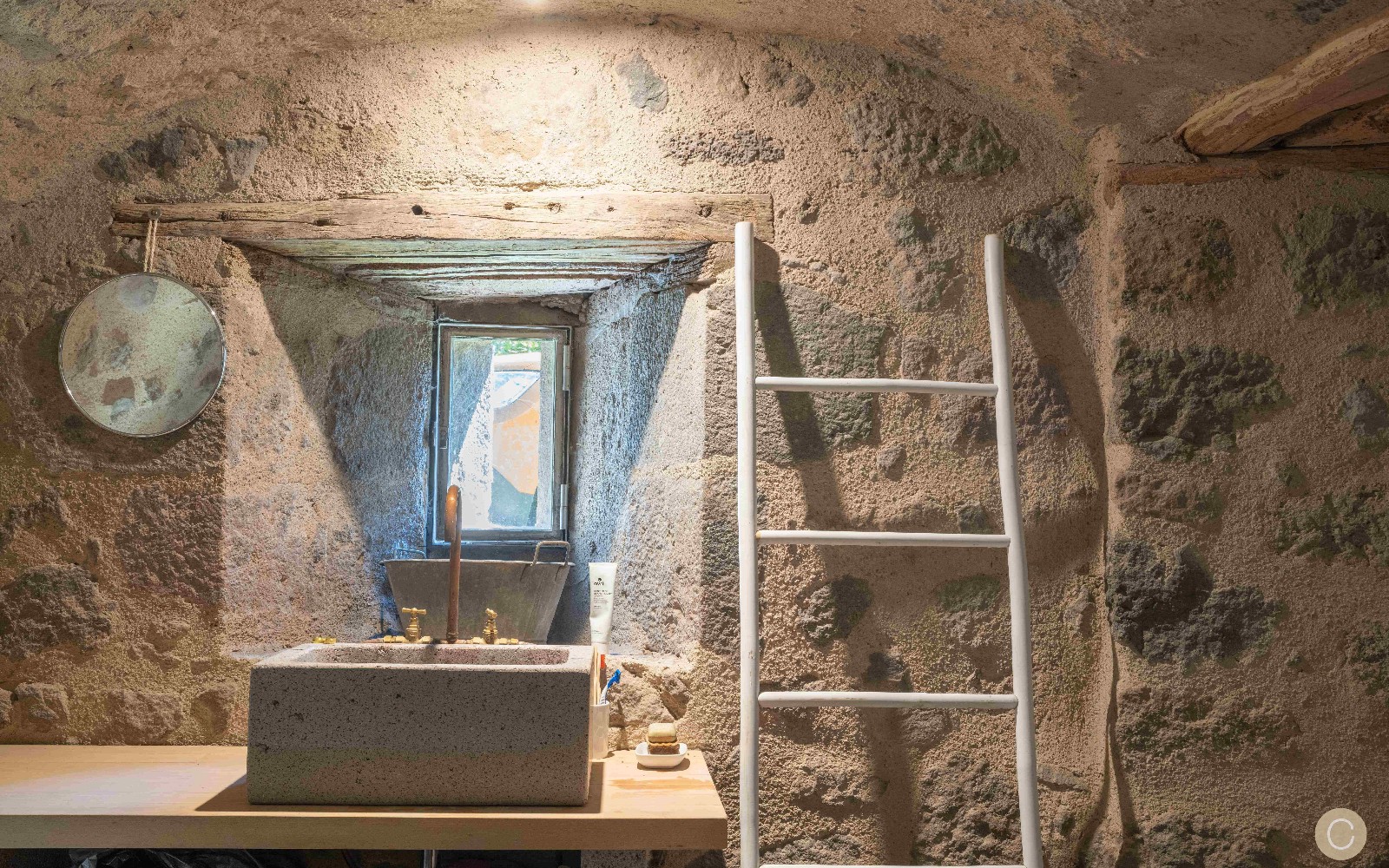 salle de bain mur pierre grange rénovée Cantal salle de bain mur pierre grange rénovée Cantal