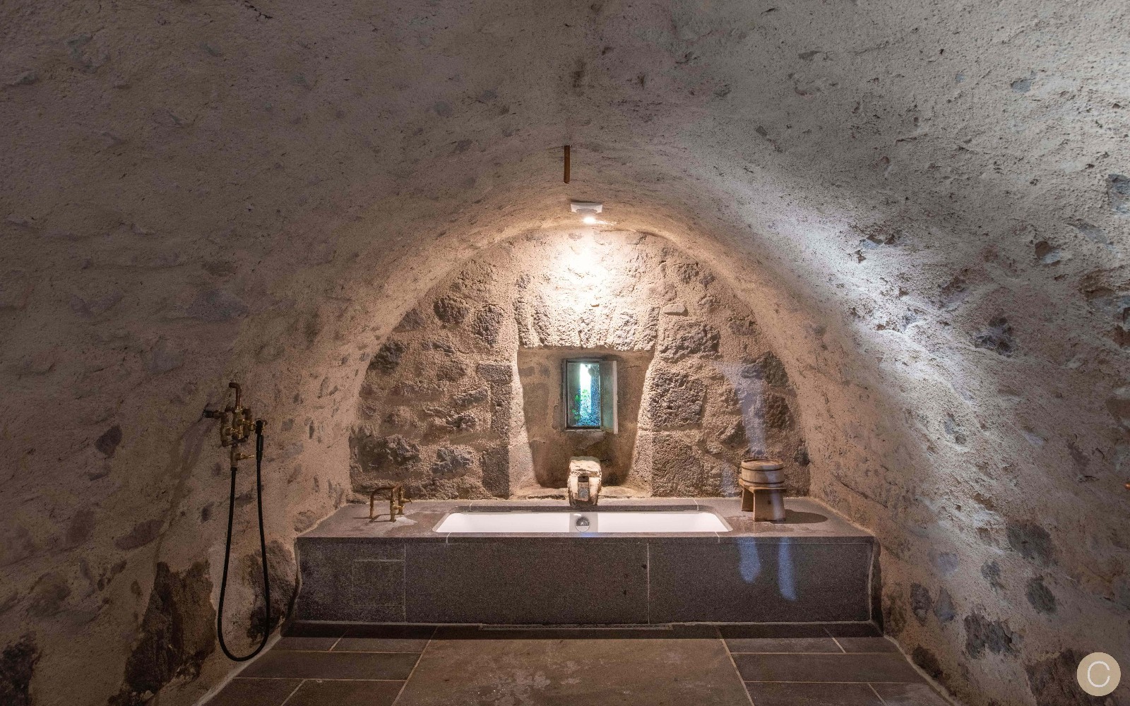 salle de bain voûtée grange rénovée Cantal salle de bain voûtée grange rénovée Cantal