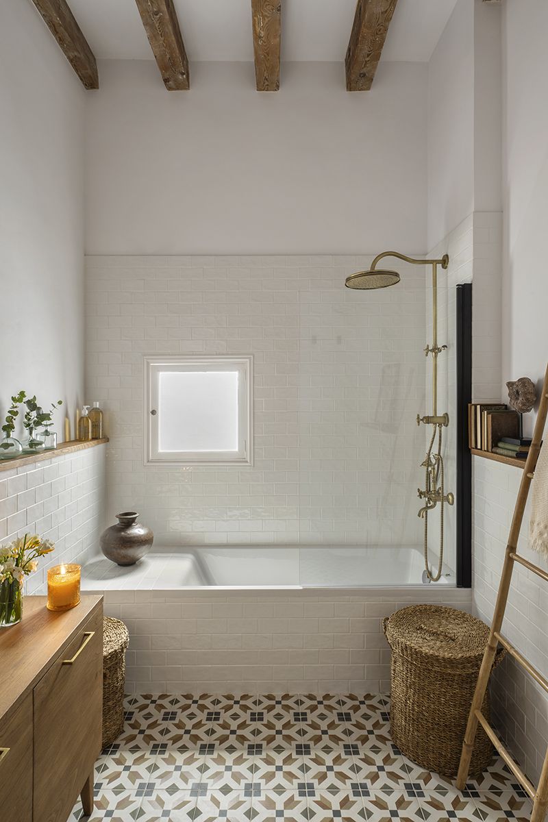 salle de bain avec poutres et sol carreaux de ciment anciens salle de bain avec poutres et sol carreaux de ciment anciens