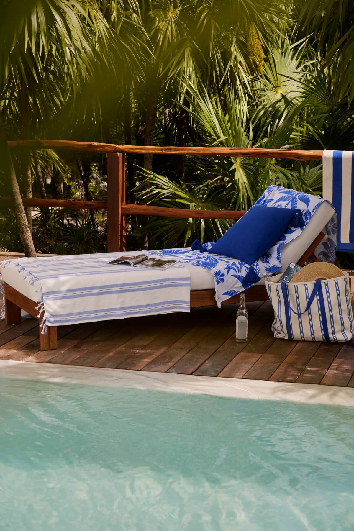 terrasse avec piscine et transats terrasse avec piscine et transats