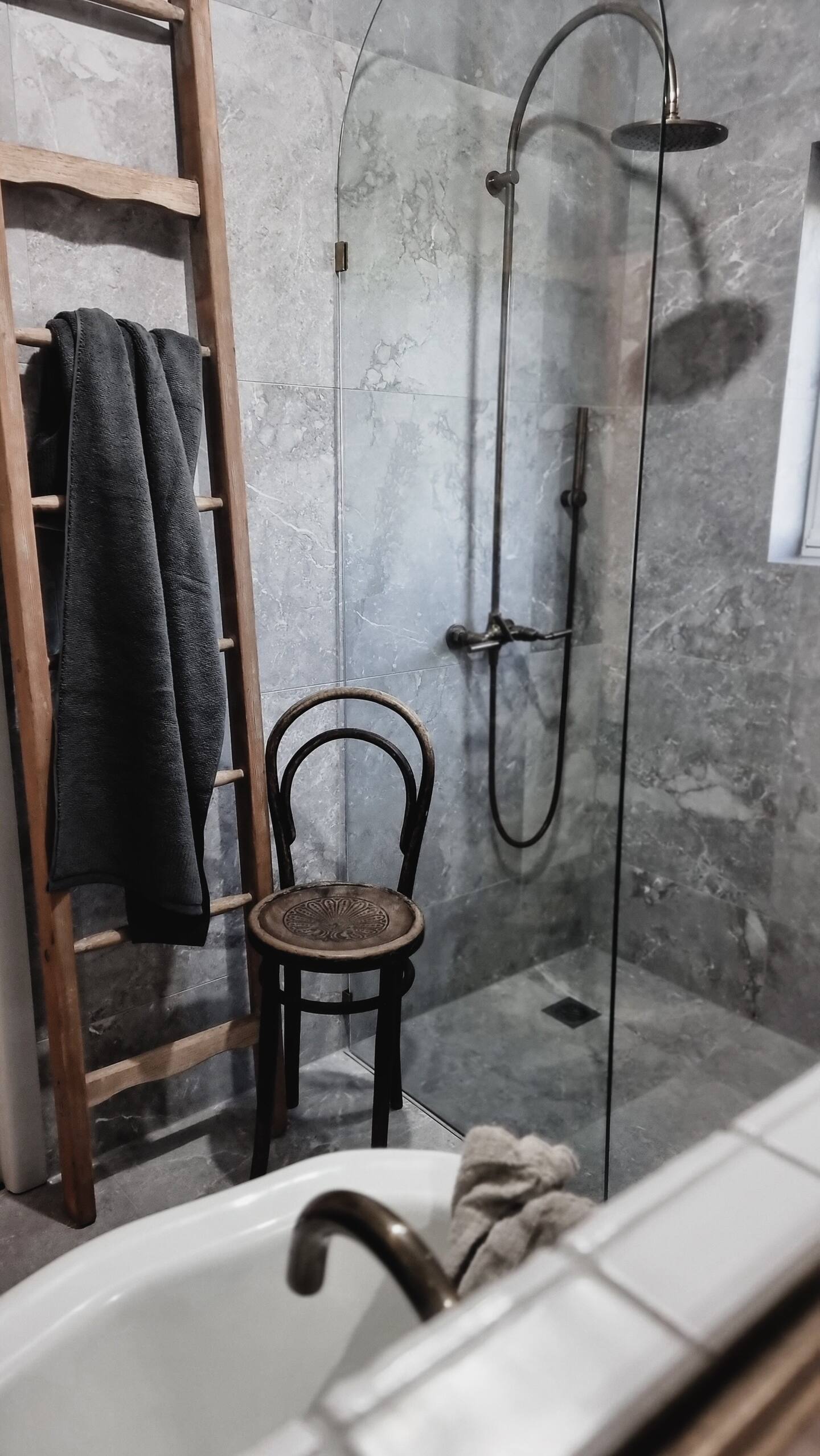 salle de bain grise