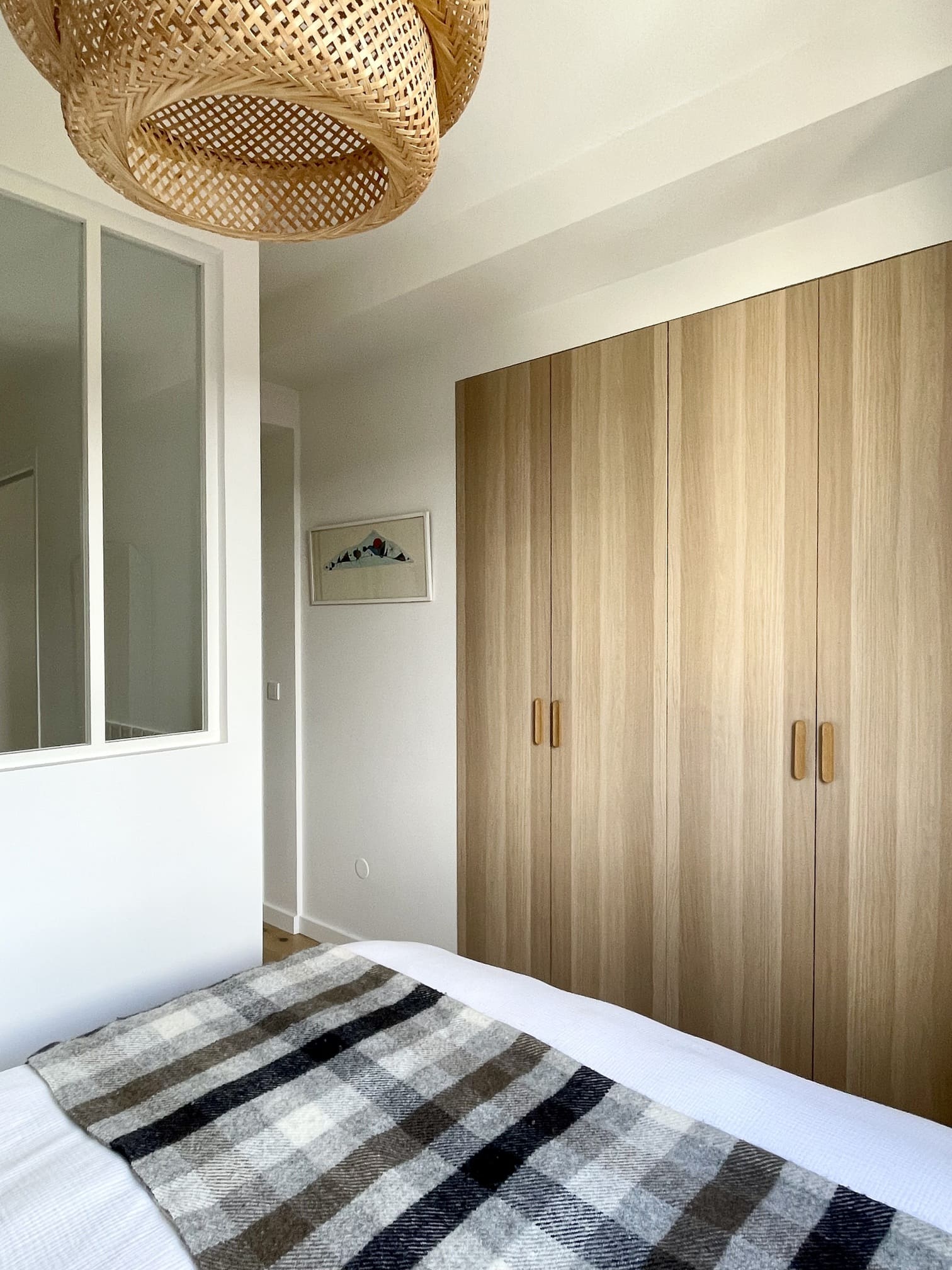 chambre avec verrière blanche appartement rénové par par Charlotte Gille de Happy Pog