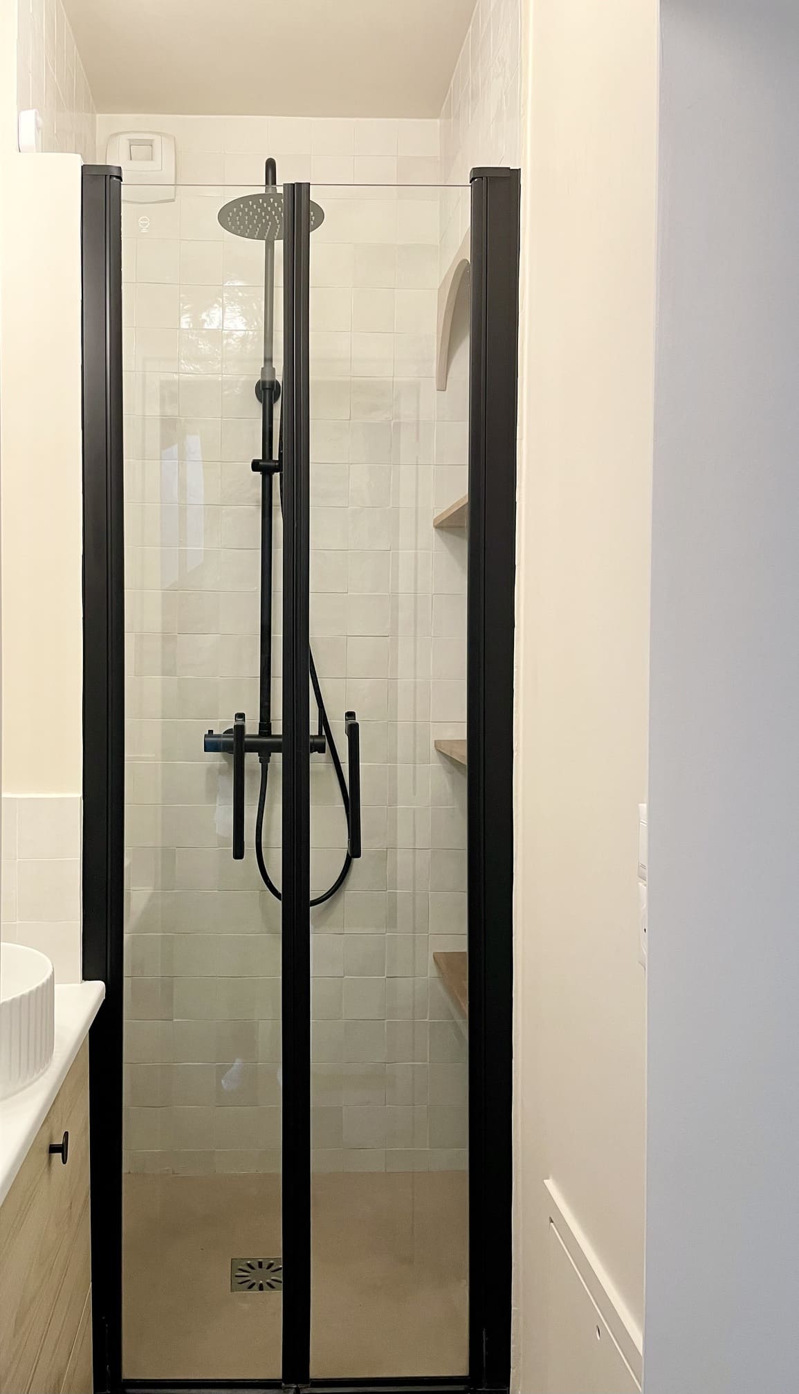 salle de bain décoration contemporaine appartement rénové par par Charlotte Gille de Happy Pog