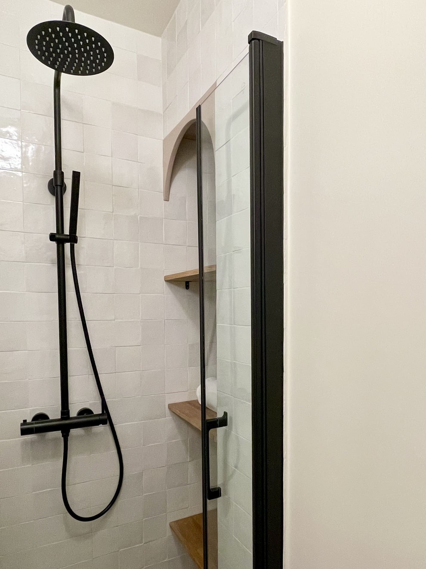 salle de bain décoration contemporaine appartement rénové par par Charlotte Gille de Happy Pog