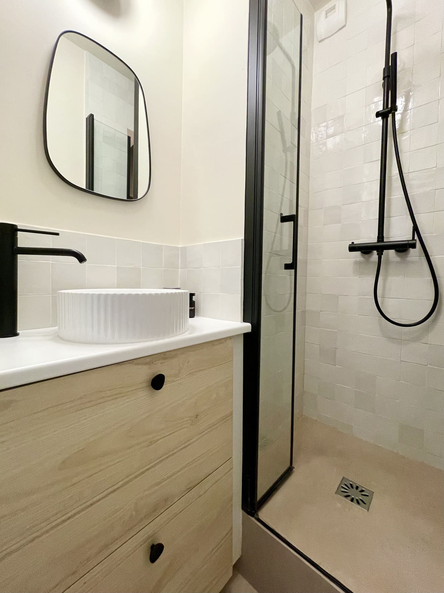 salle de bain décoration contemporaine appartement rénové par par Charlotte Gille de Happy Pog