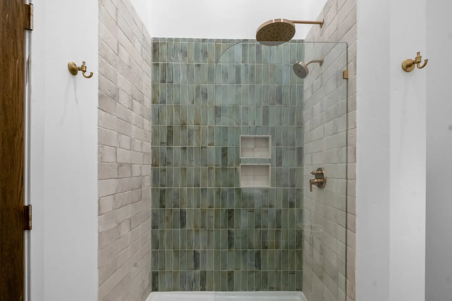 salle de bain blanche et verte