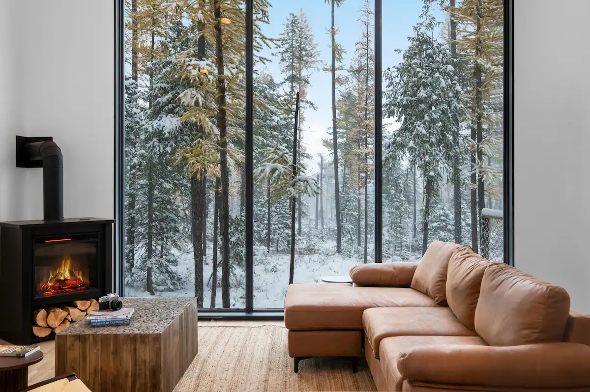 salon avec baie vitrée maison en bois contemporaine