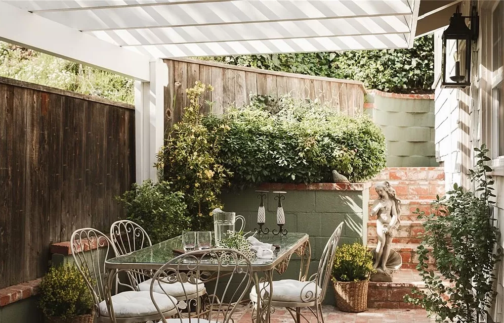 jardin e ville avec pergola blanche