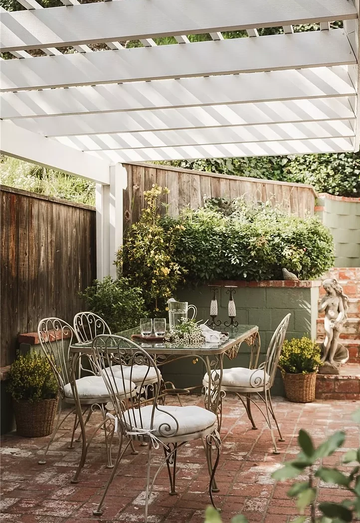 jardin de ville avec pergola blanche