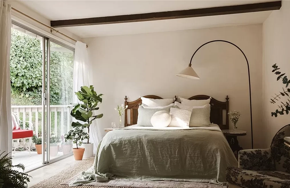 chambre avec poutres décoration naturelle
