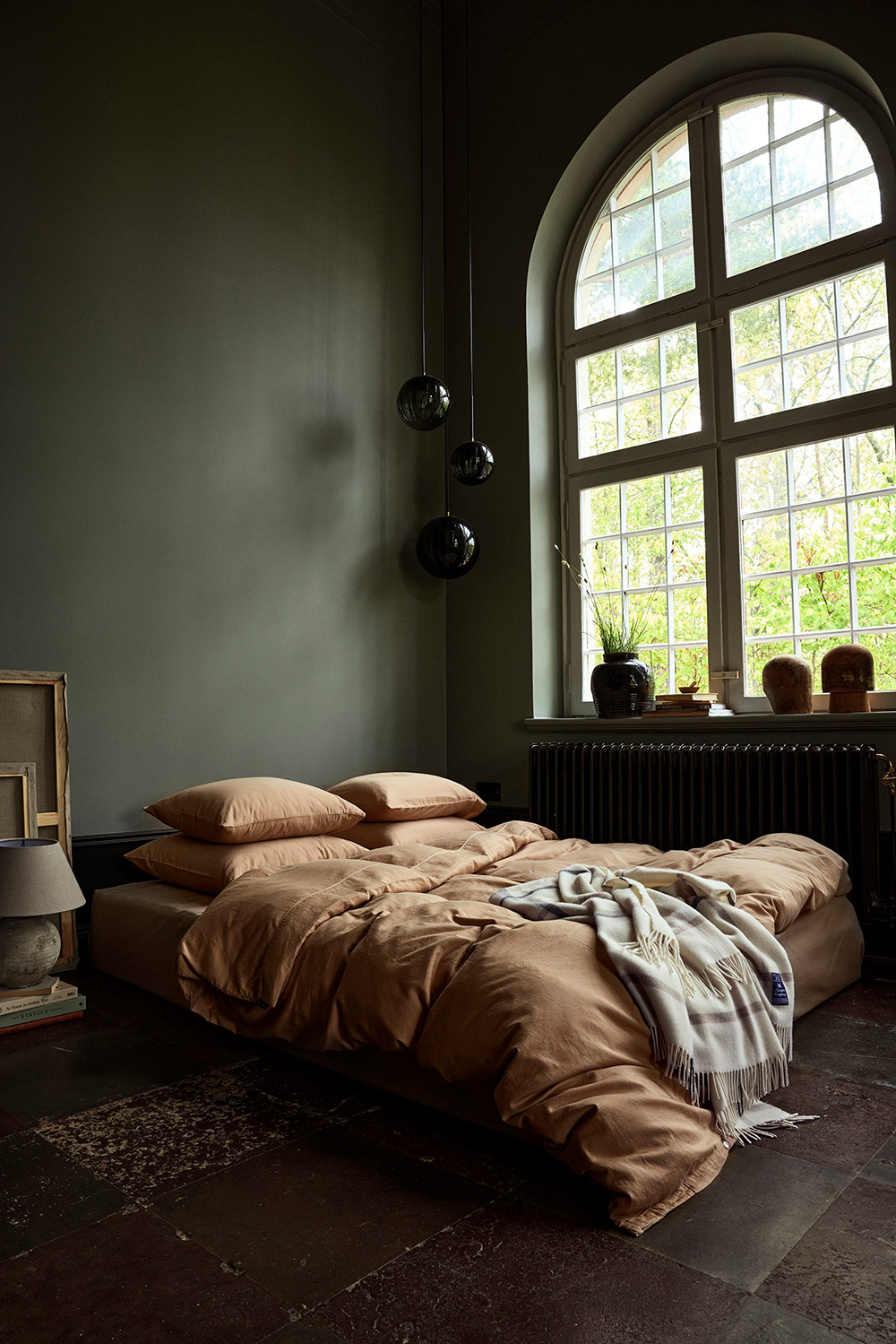 chambre avec fenêtre cintrée décoration classique chic par Lexington