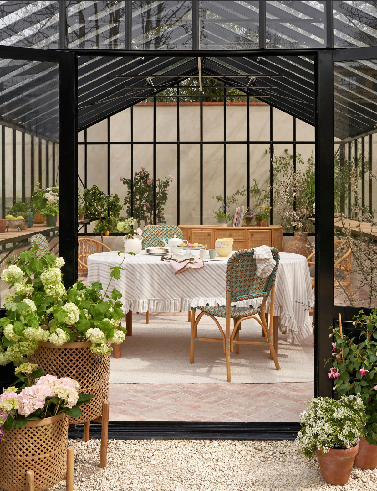 salle à manger dans jardin d salle à manger dans jardin d'hiver catalogue La Redoute Intérieurs 2024