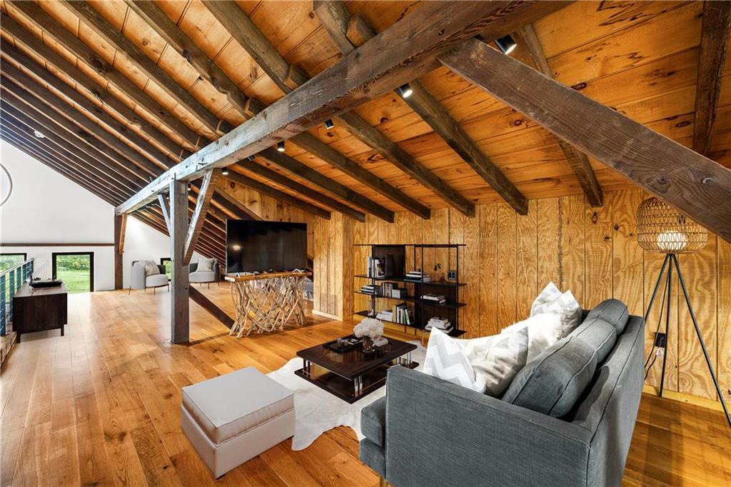 salon télé sur mezzanine maison en bois
