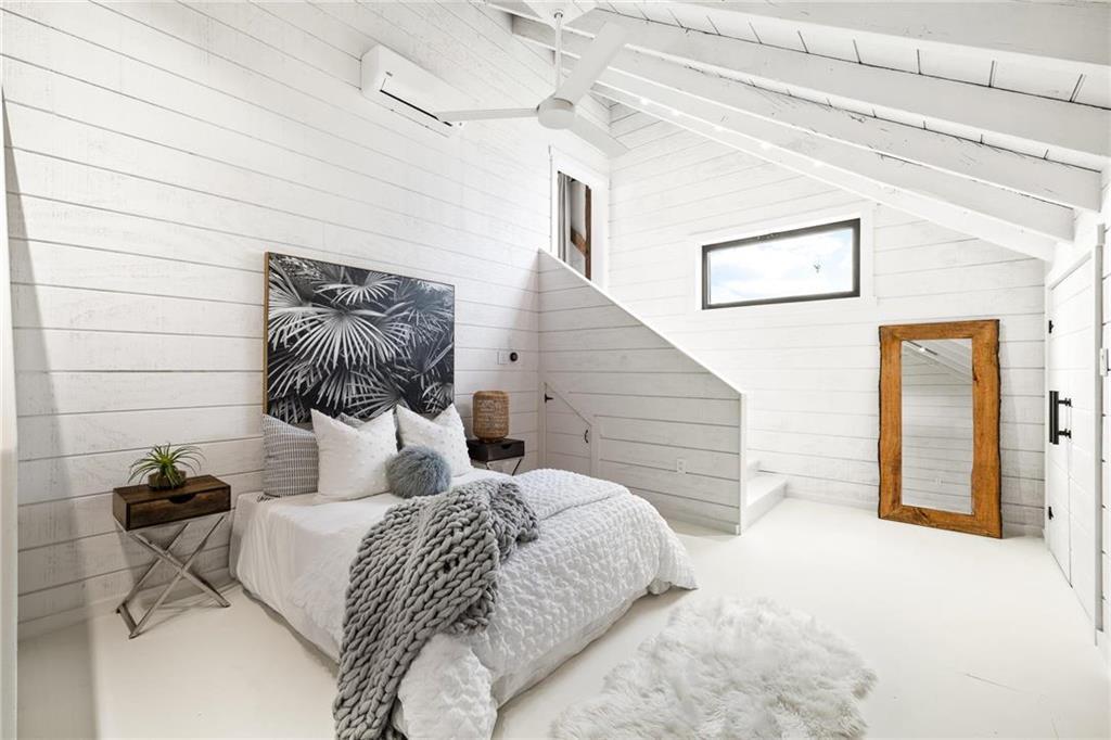 chambre blanche murs bardés bois