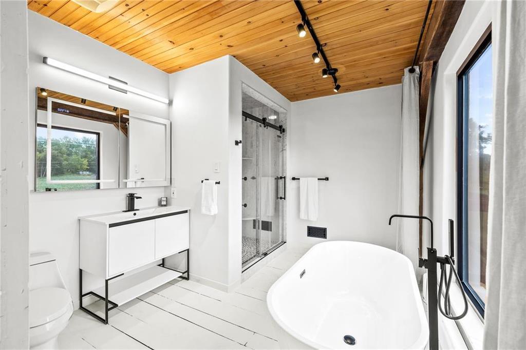 salle de bain blanche design avec fenêtre