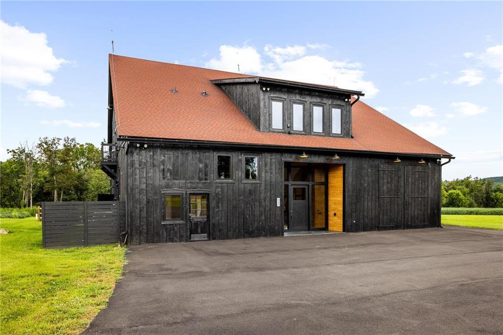 maison en bois noir