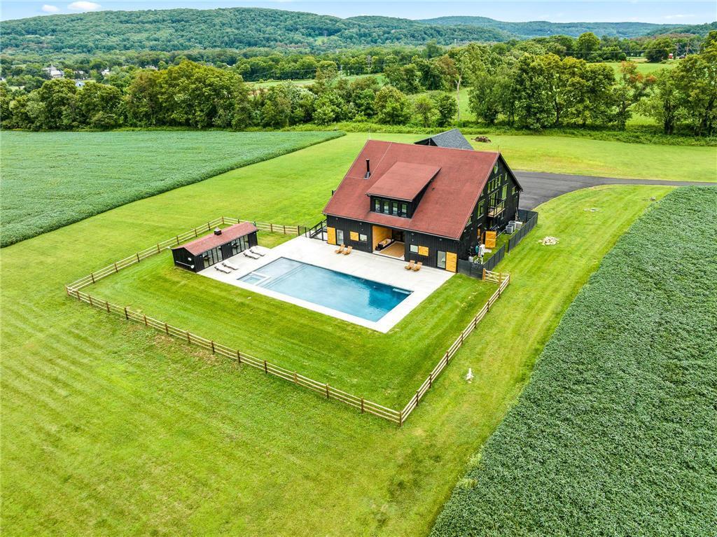 maison en bois avec piscine
