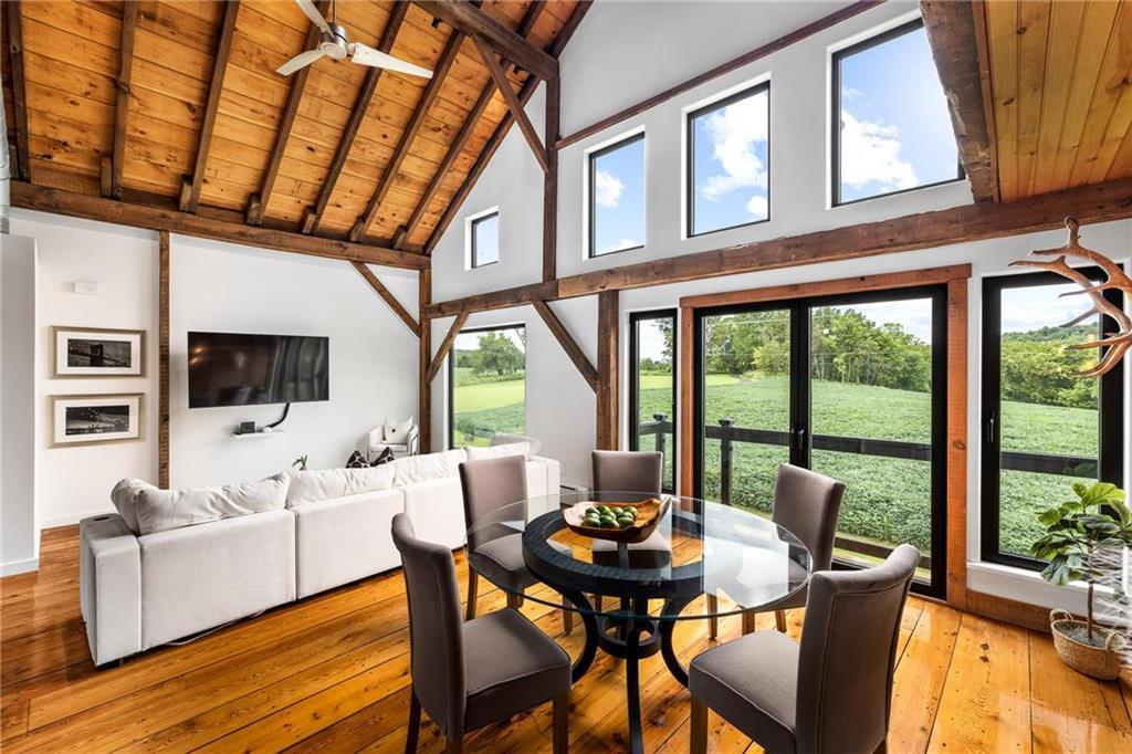 salon double hauteur maison en bois